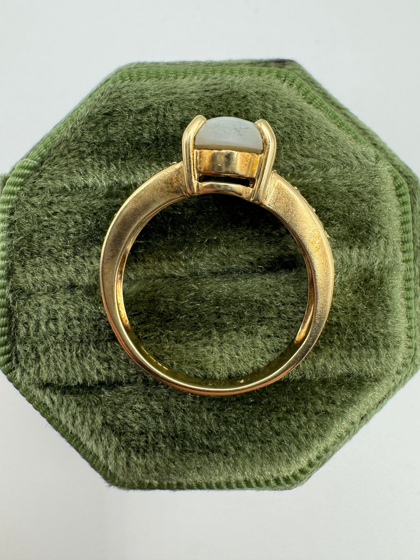 9ct gold mother of pearl and topaz ring