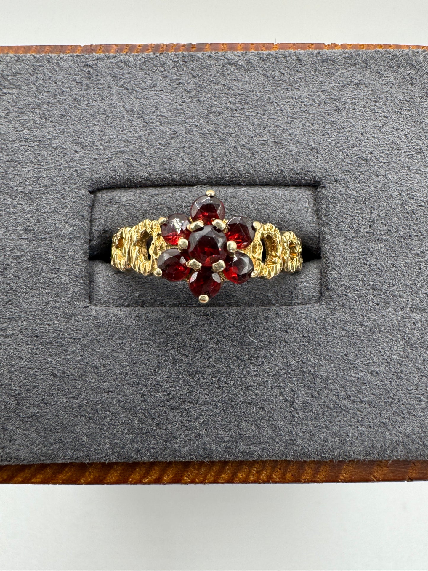 9ct gold garnet cluster ring