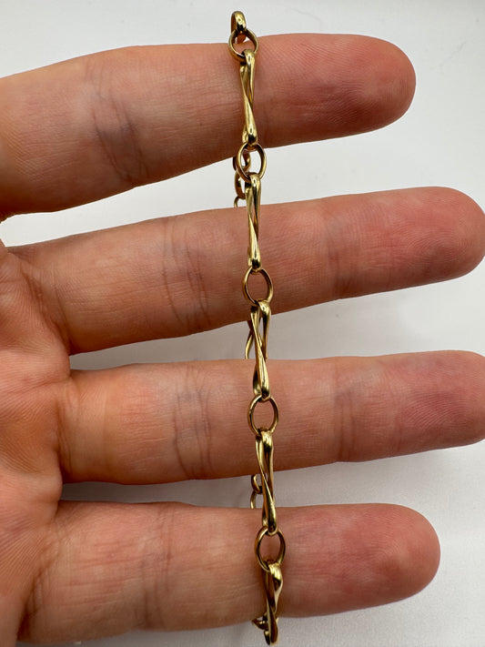 9ct gold figure 8 link bracelet (7.75”)