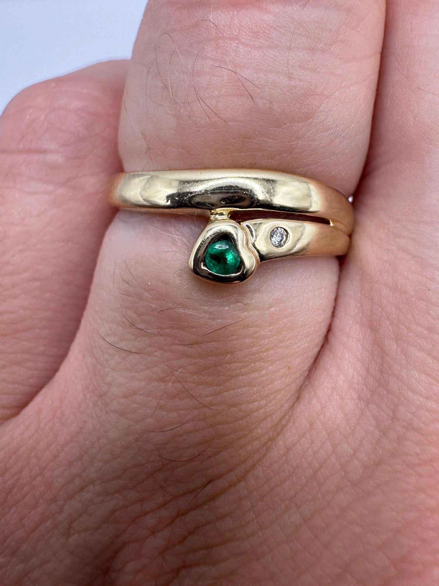14ct gold emerald and diamond heart ring
