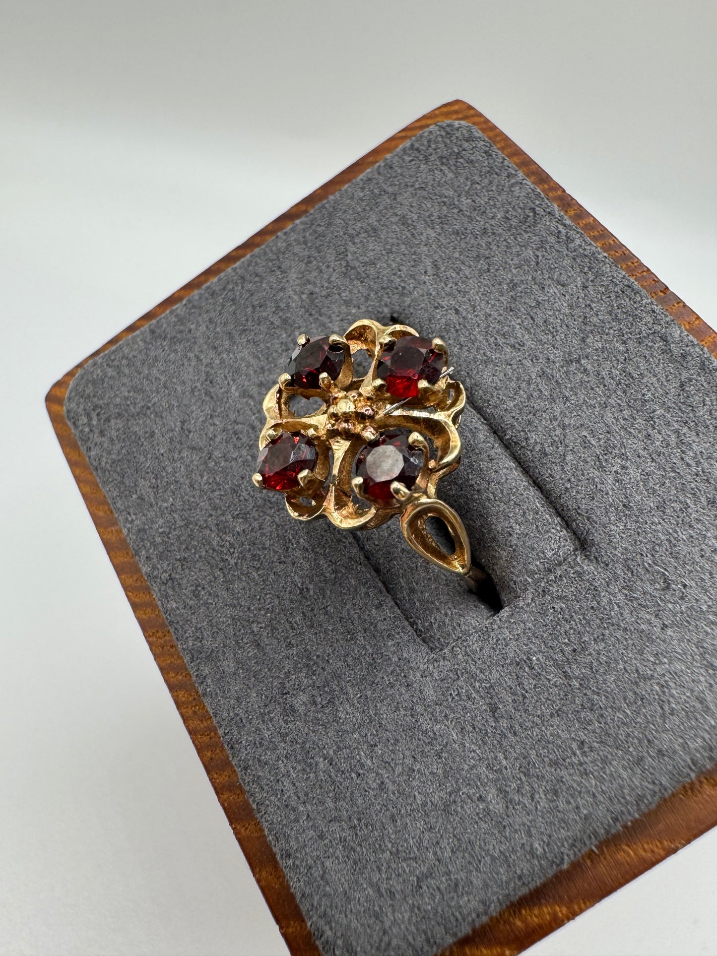 9ct gold garnet 4 leaf clover ring