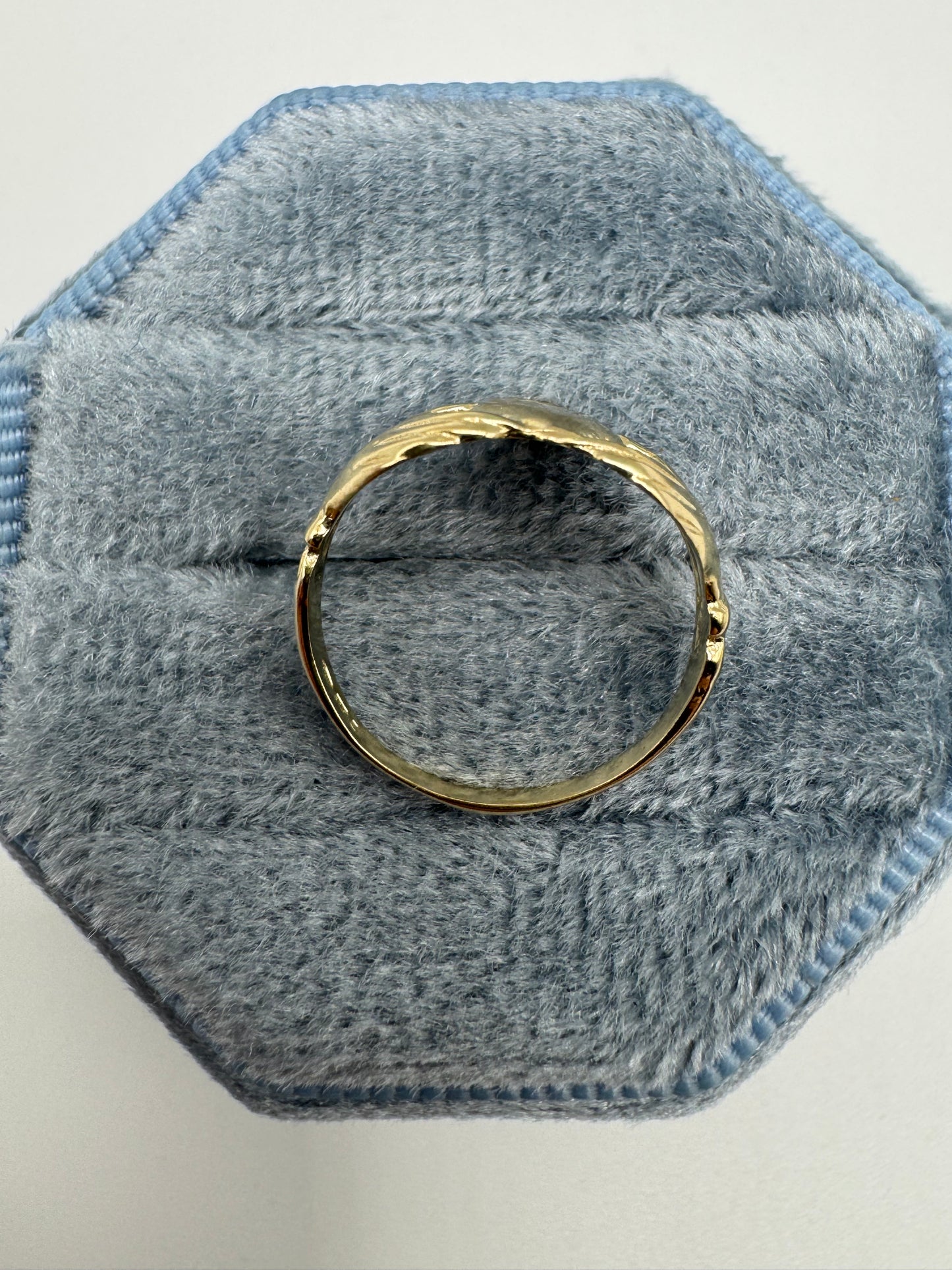 9ct gold claddagh ring
