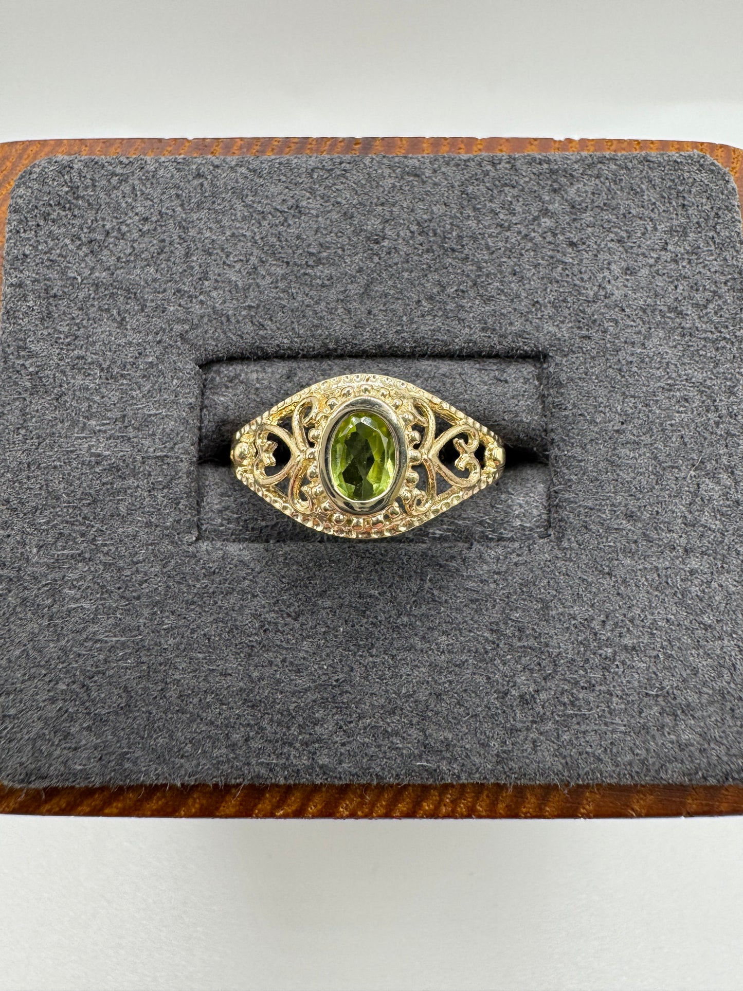 9ct gold peridot ring
