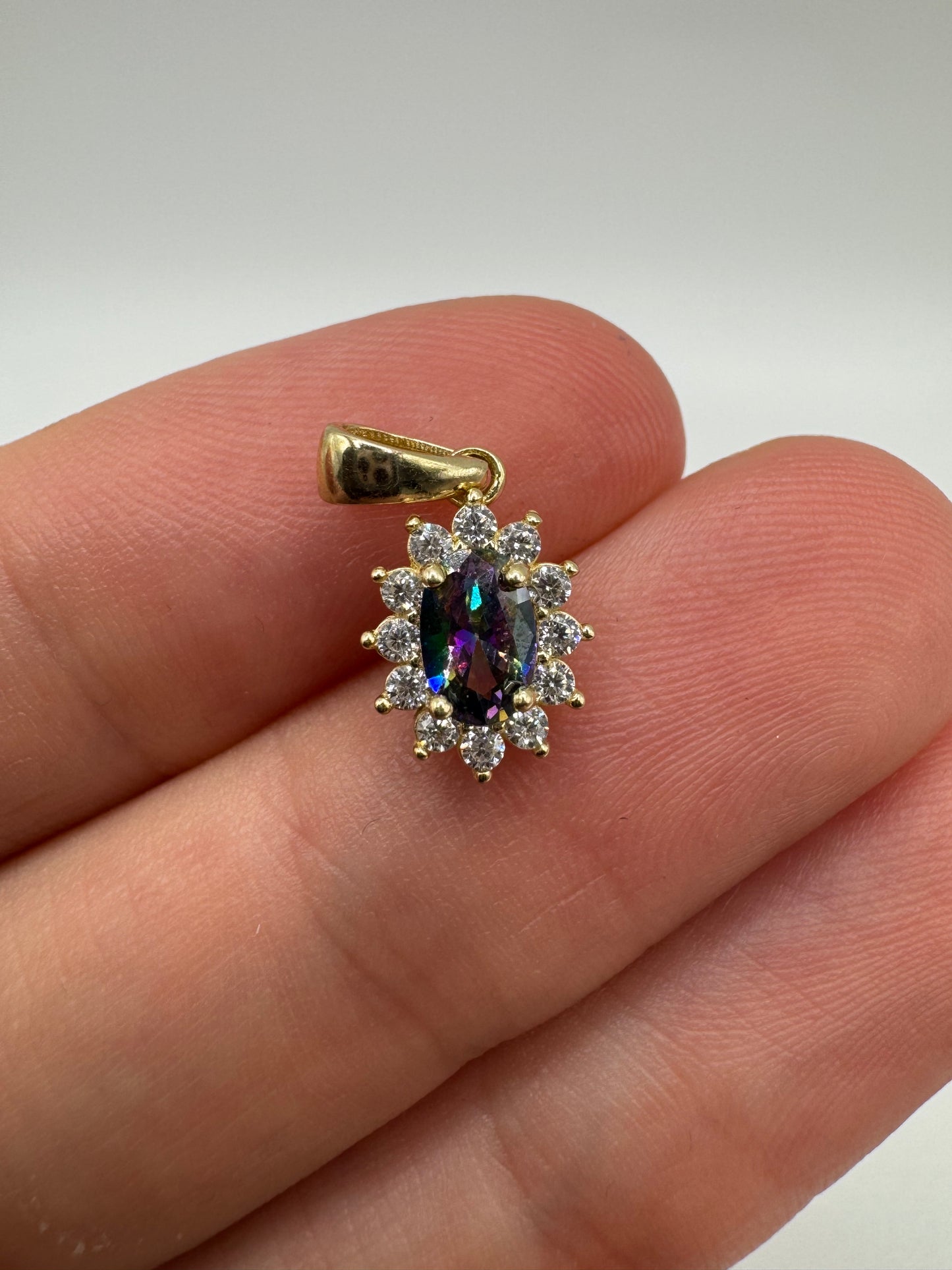 9ct gold topaz and cz pendant