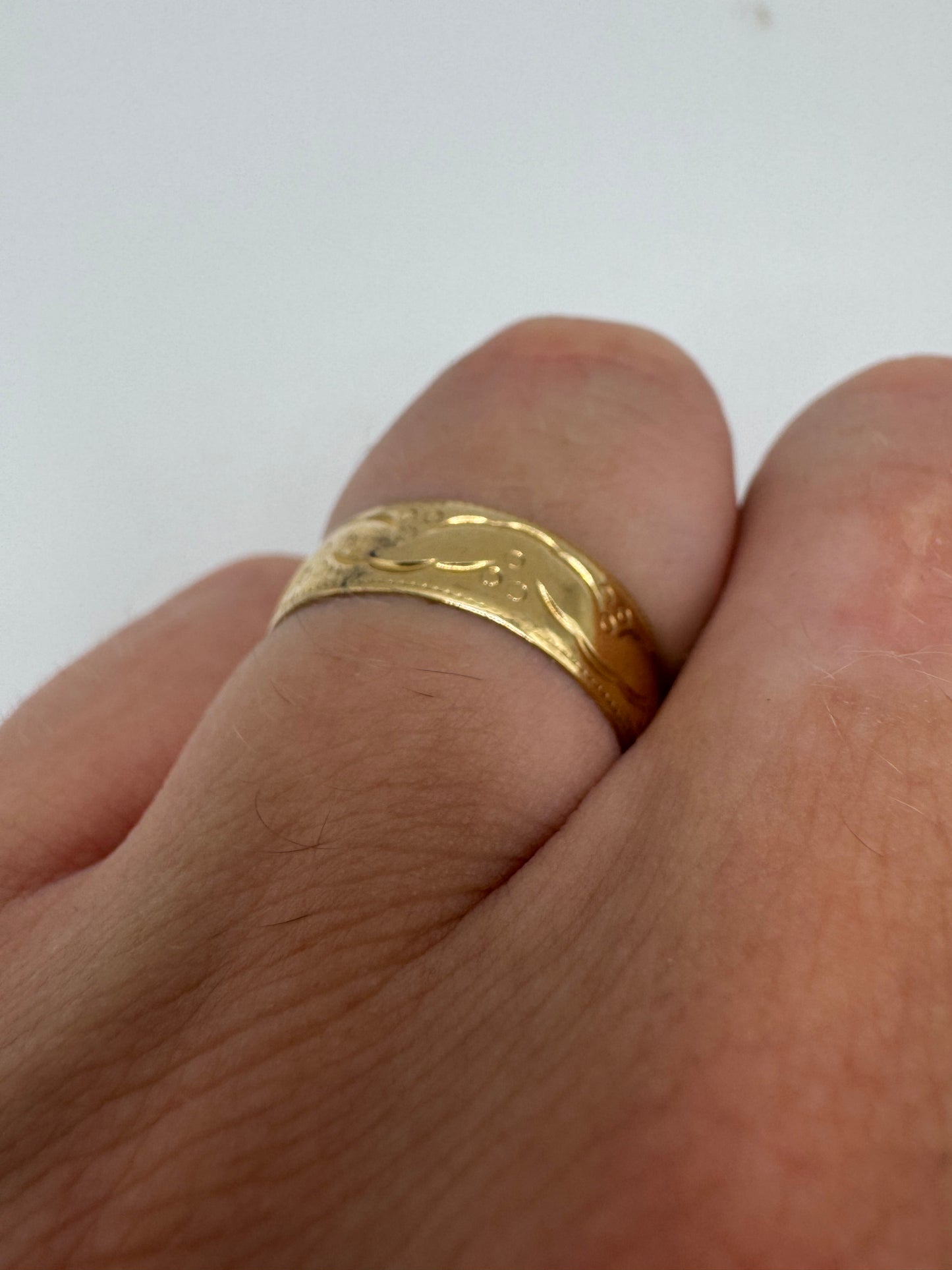 9ct gold patterned band