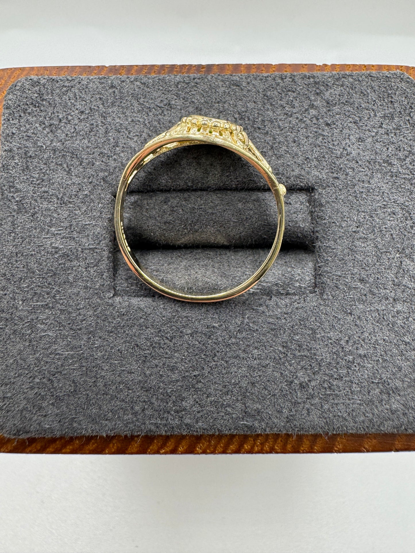 9ct gold peridot ring