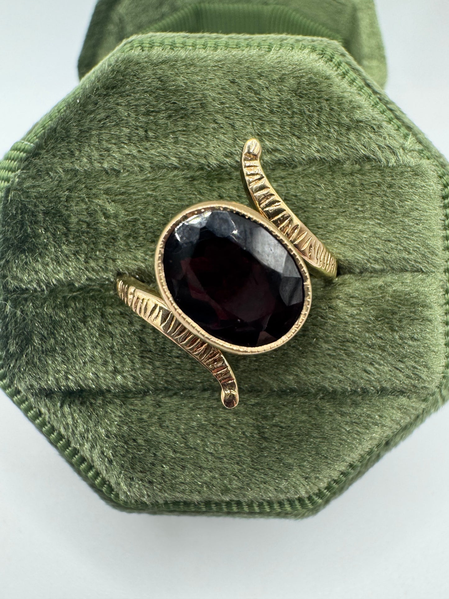 9ct gold garnet ring