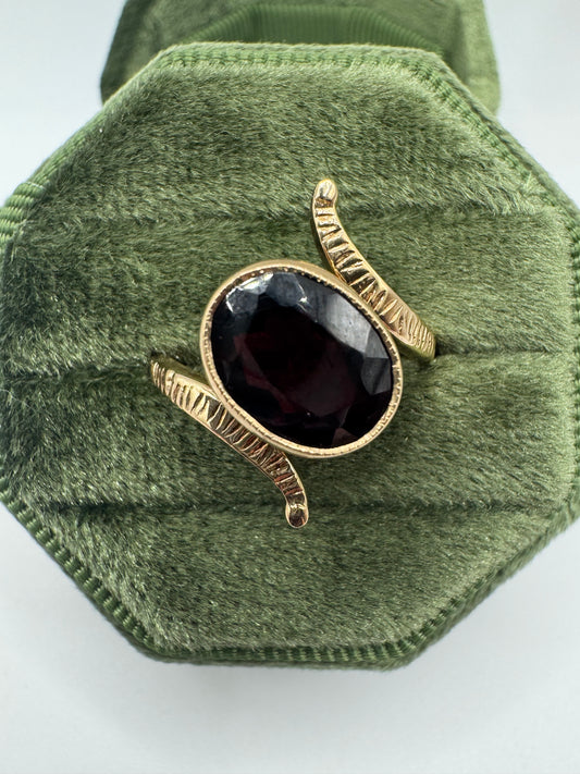 9ct gold garnet ring