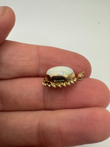 9ct gold opal pendant