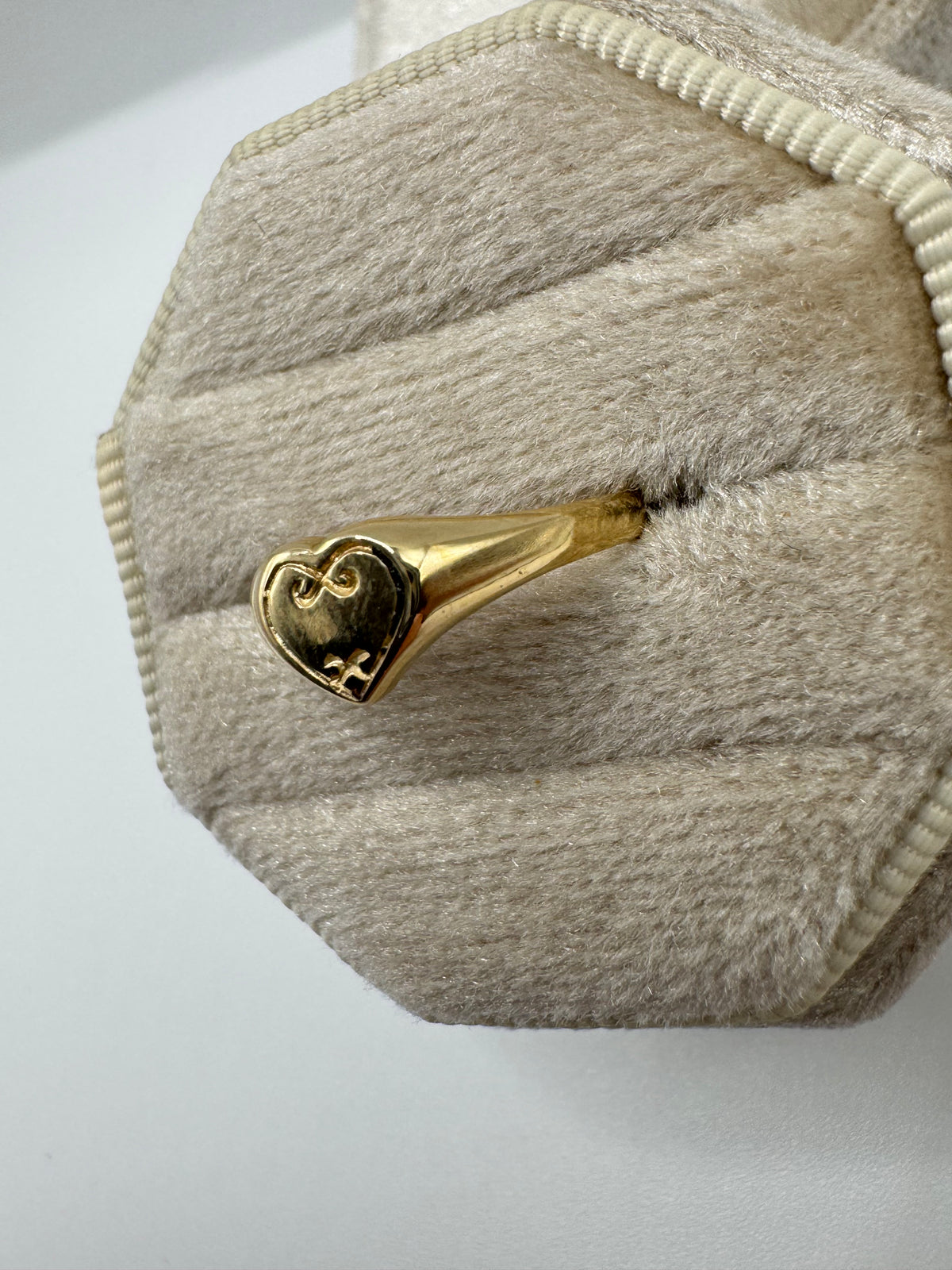 9ct gold heart signet ring