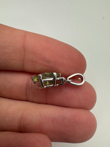 9ct white gold Glen Lehrer peridot and diamond pendant