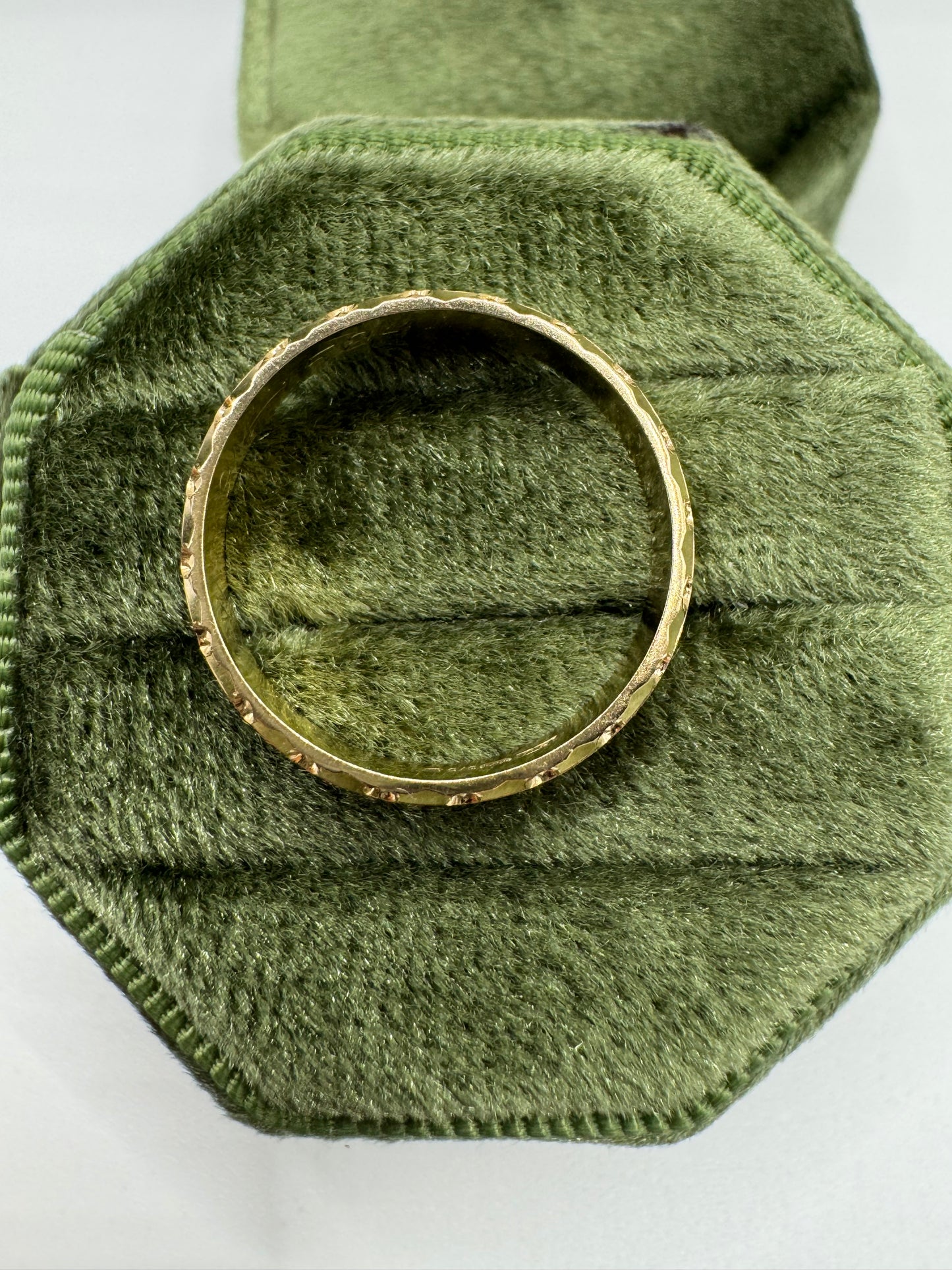 9ct gold patterned band
