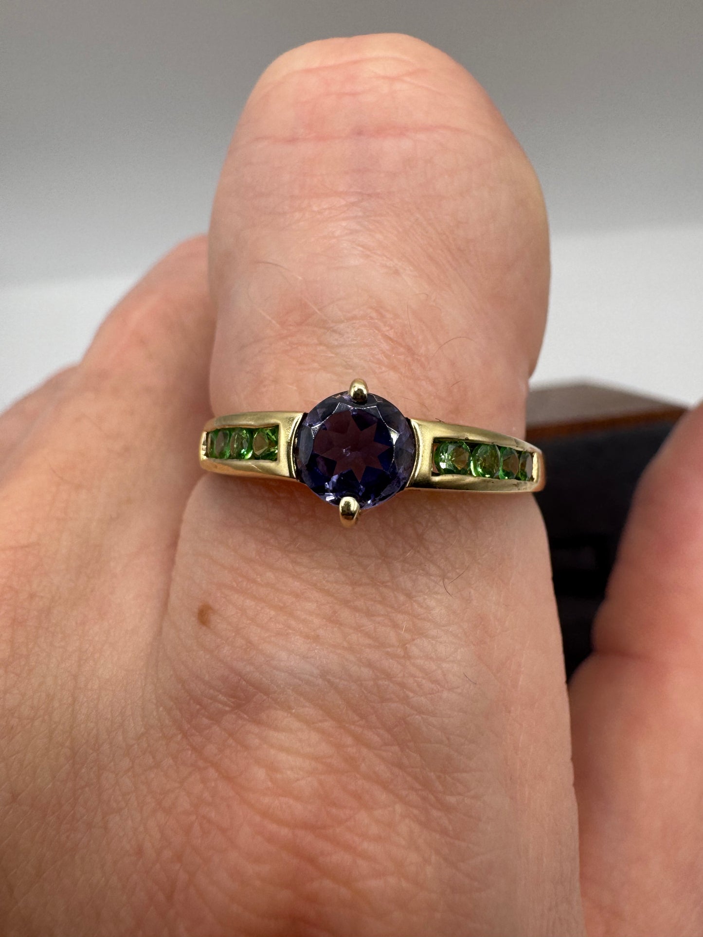 9ct gold tanzanite and diopside ring