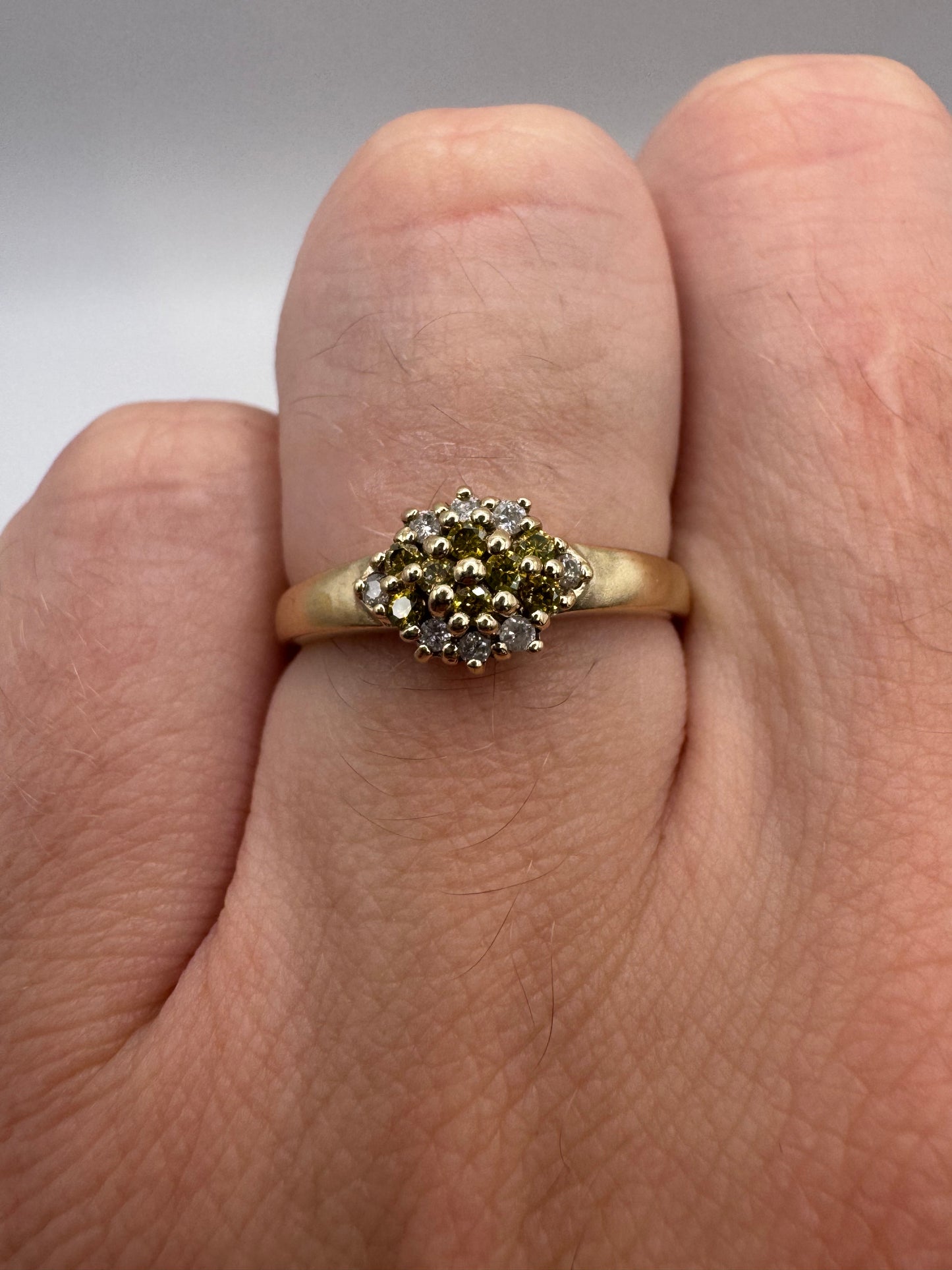 9ct gold diamond ring (inc yellow diamonds)