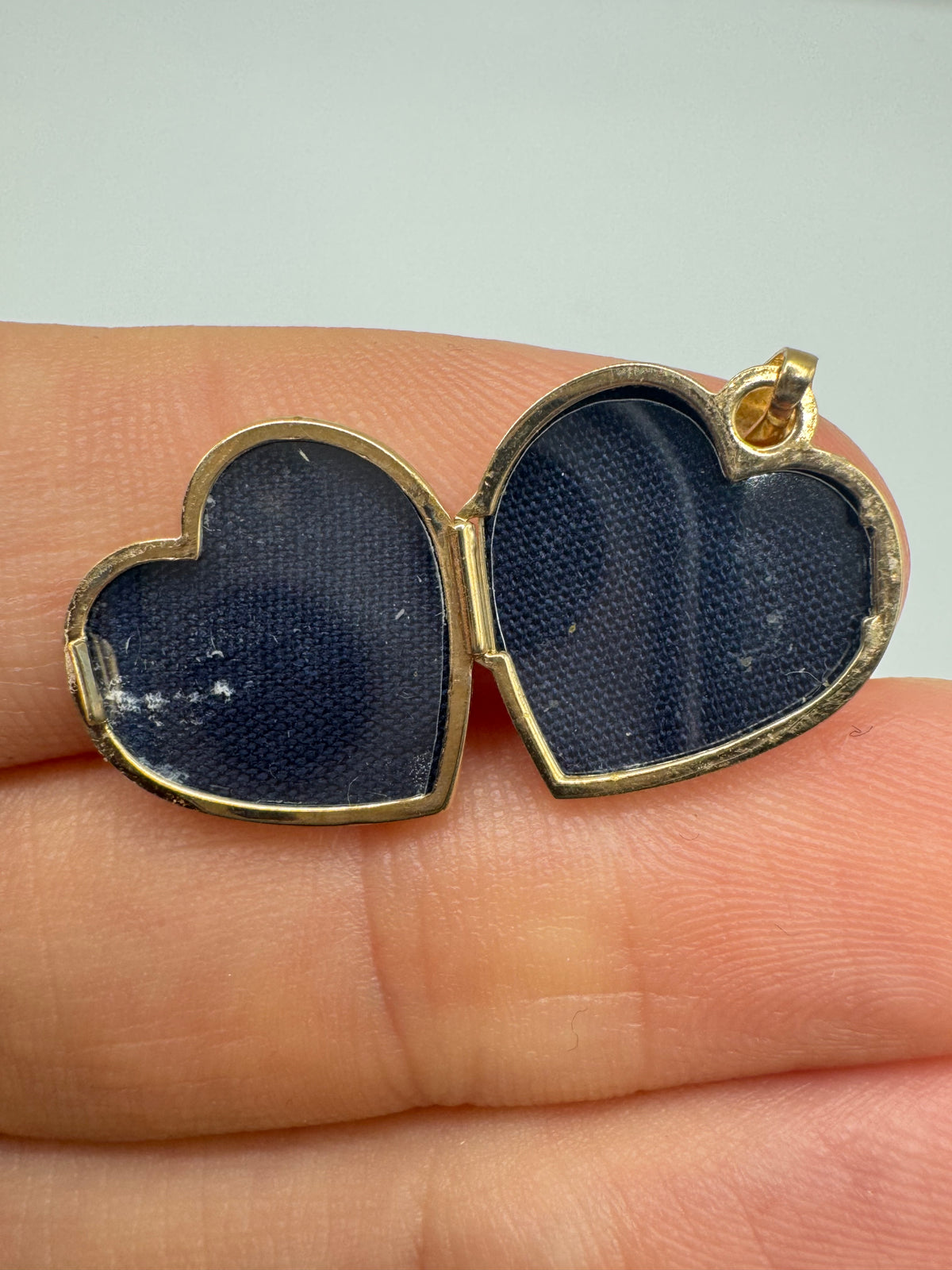 9ct gold garnet heart locket
