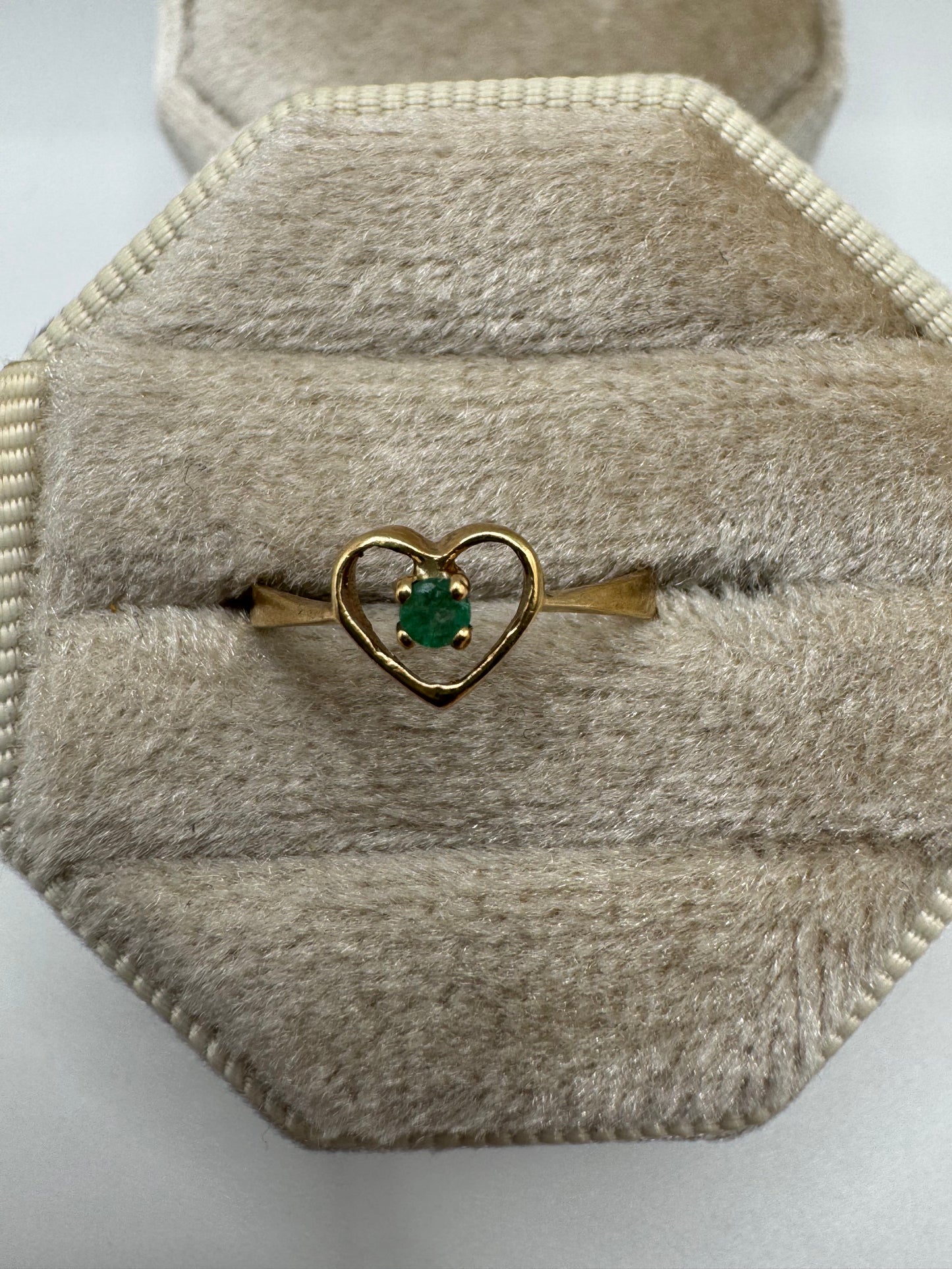9ct gold emerald heart ring