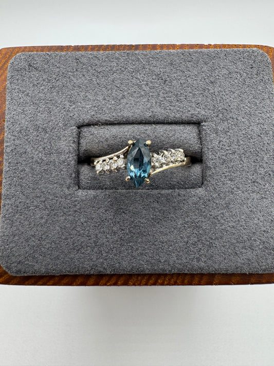 9ct gold topaz ring