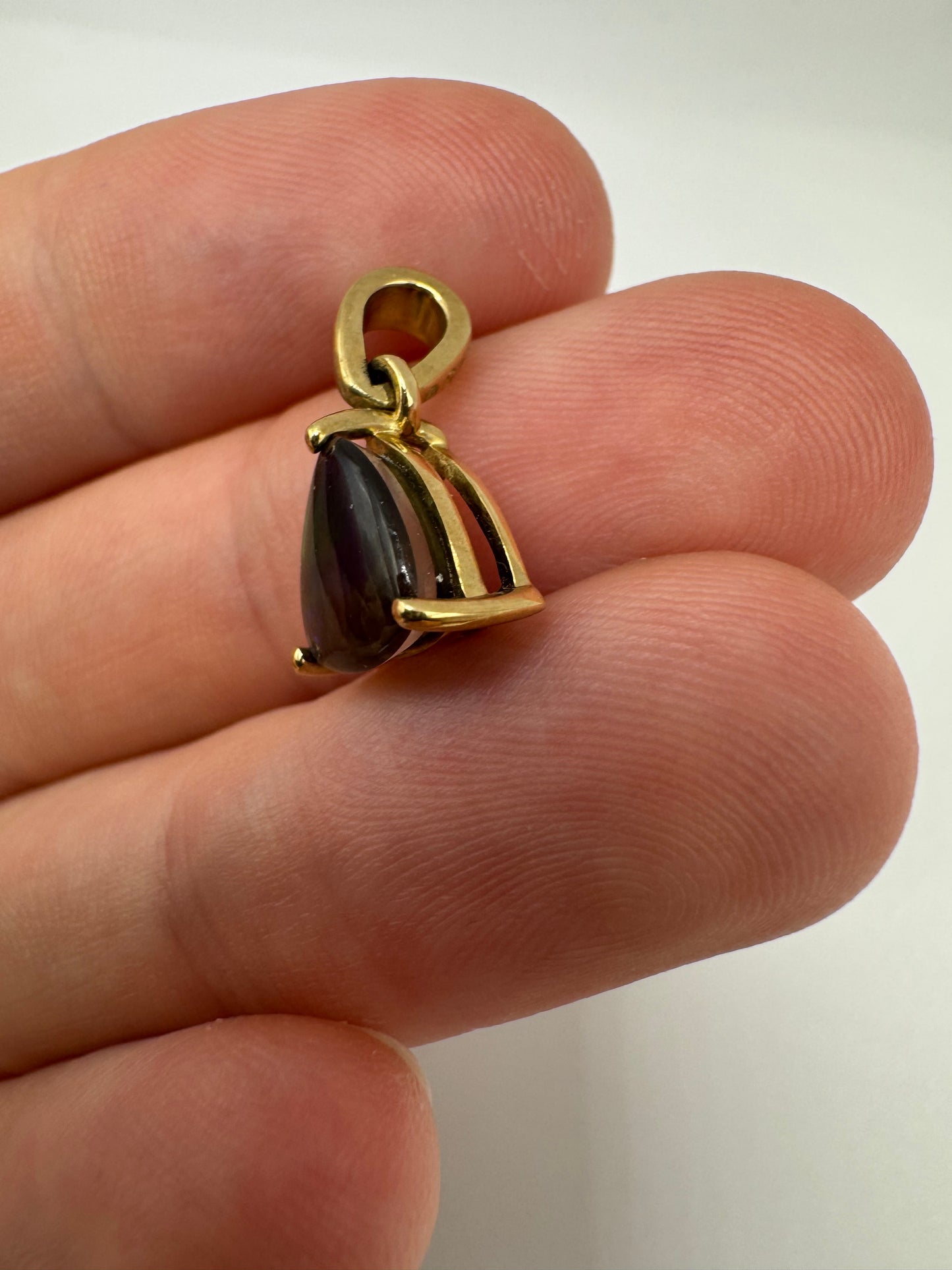 9ct gold ammolite pendant