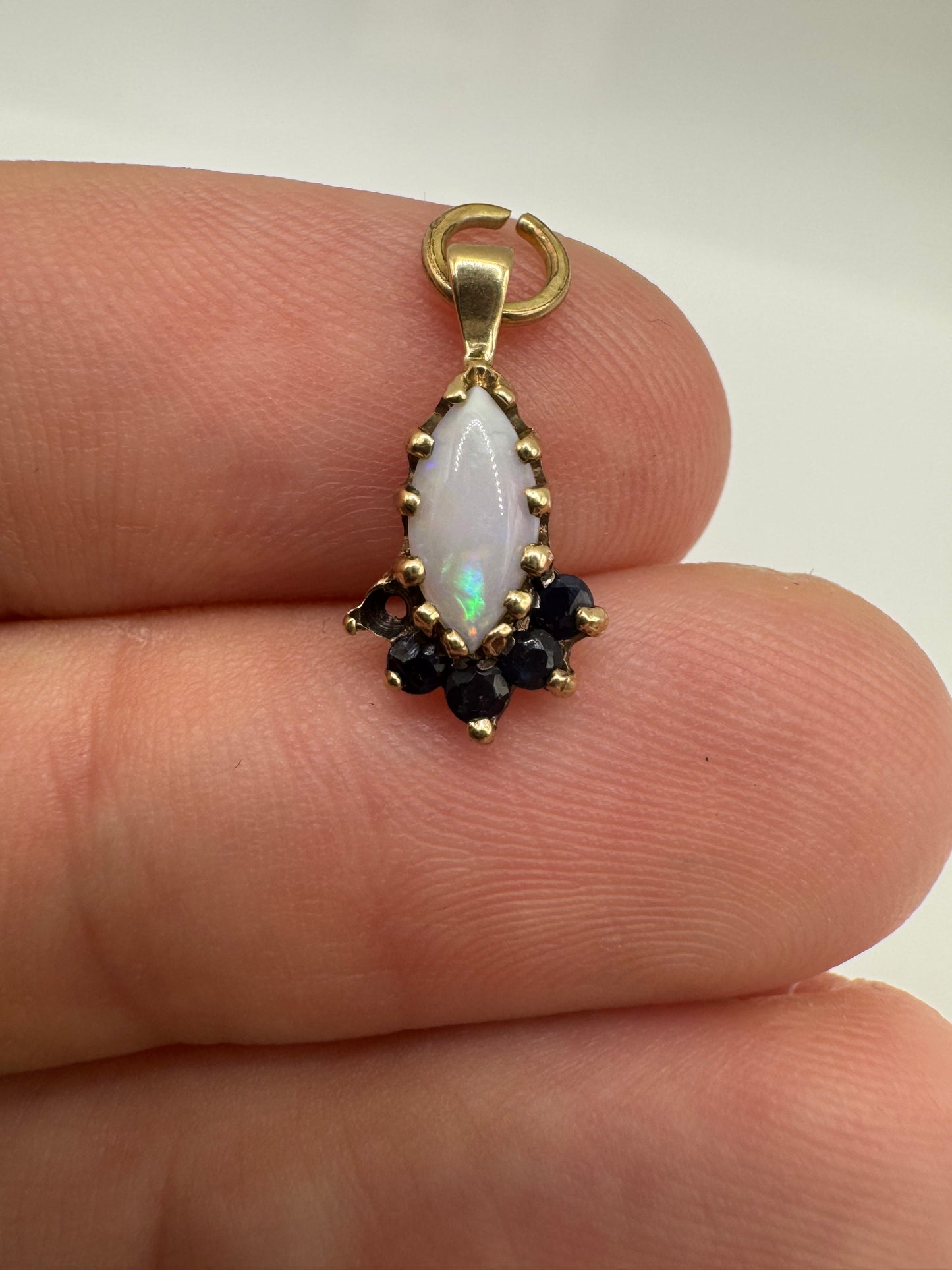 9ct gold opal and sapphire pendant