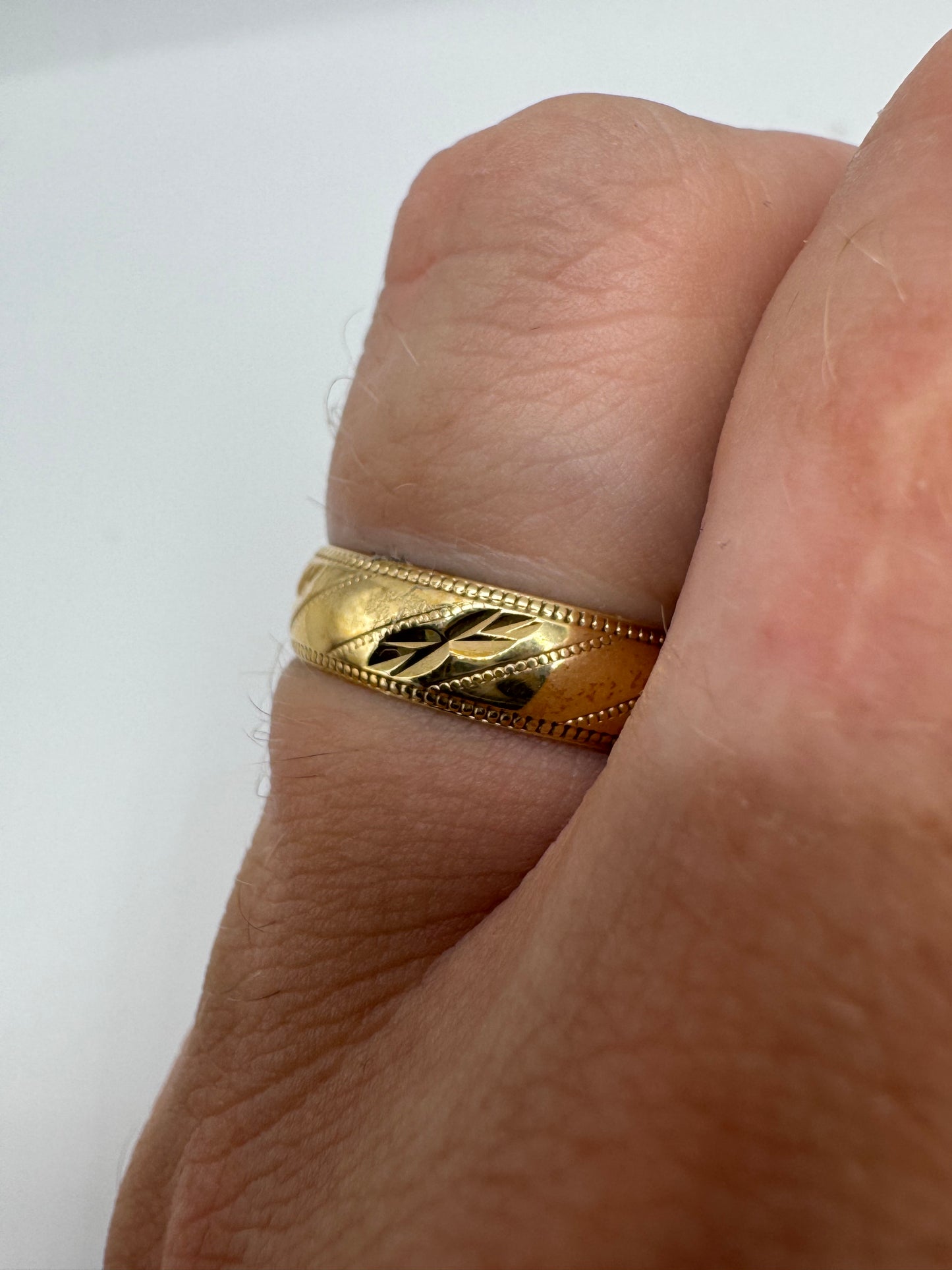 9ct gold patterned band