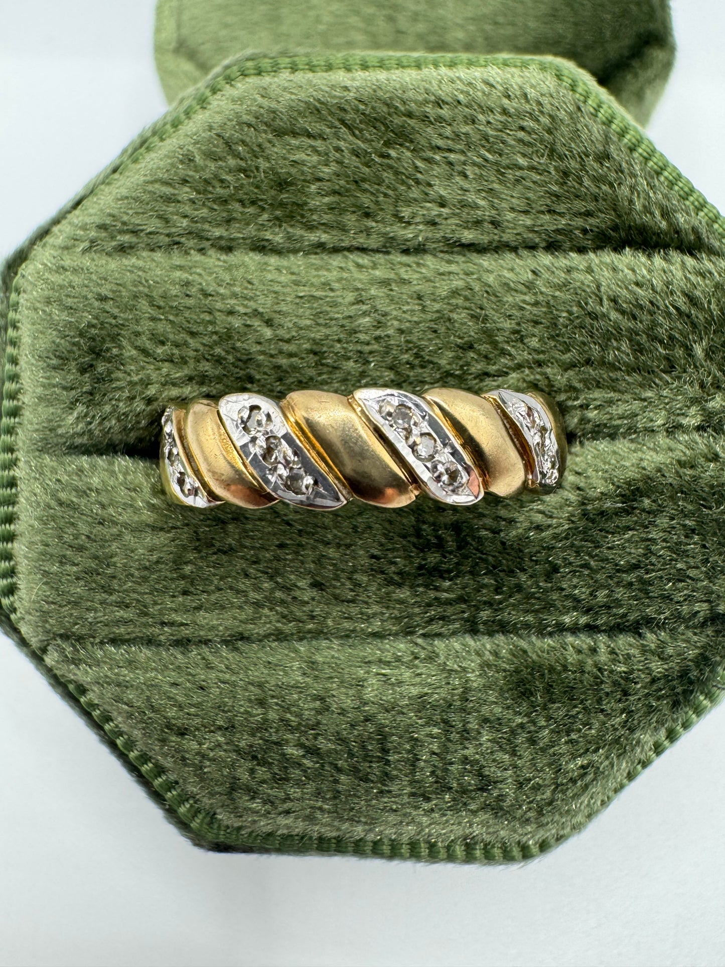 9ct gold patterned diamond ring