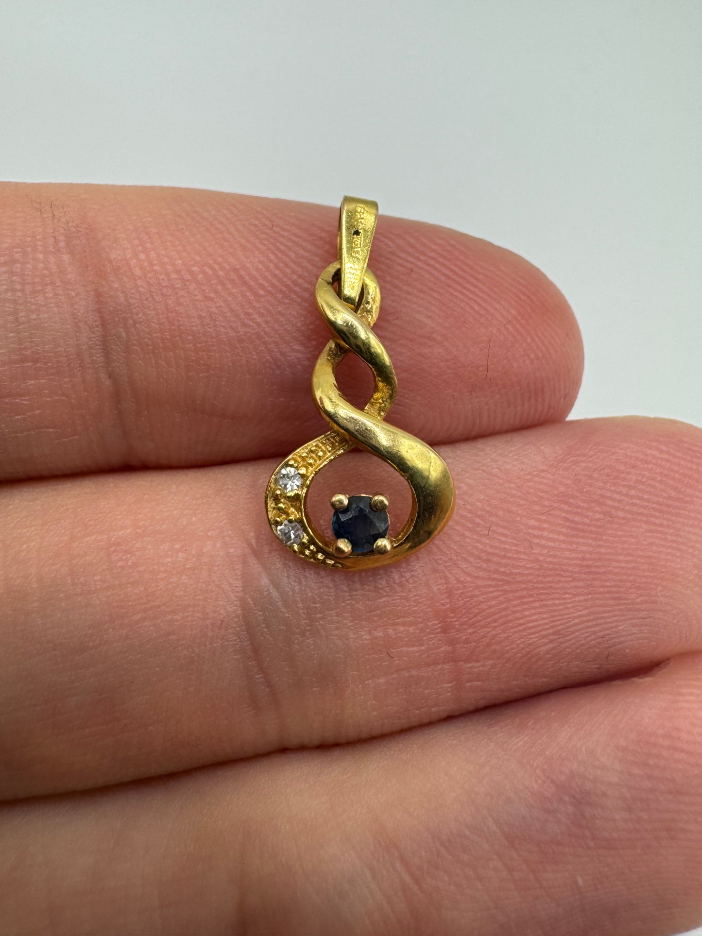 9ct gold sapphire and diamond pendant