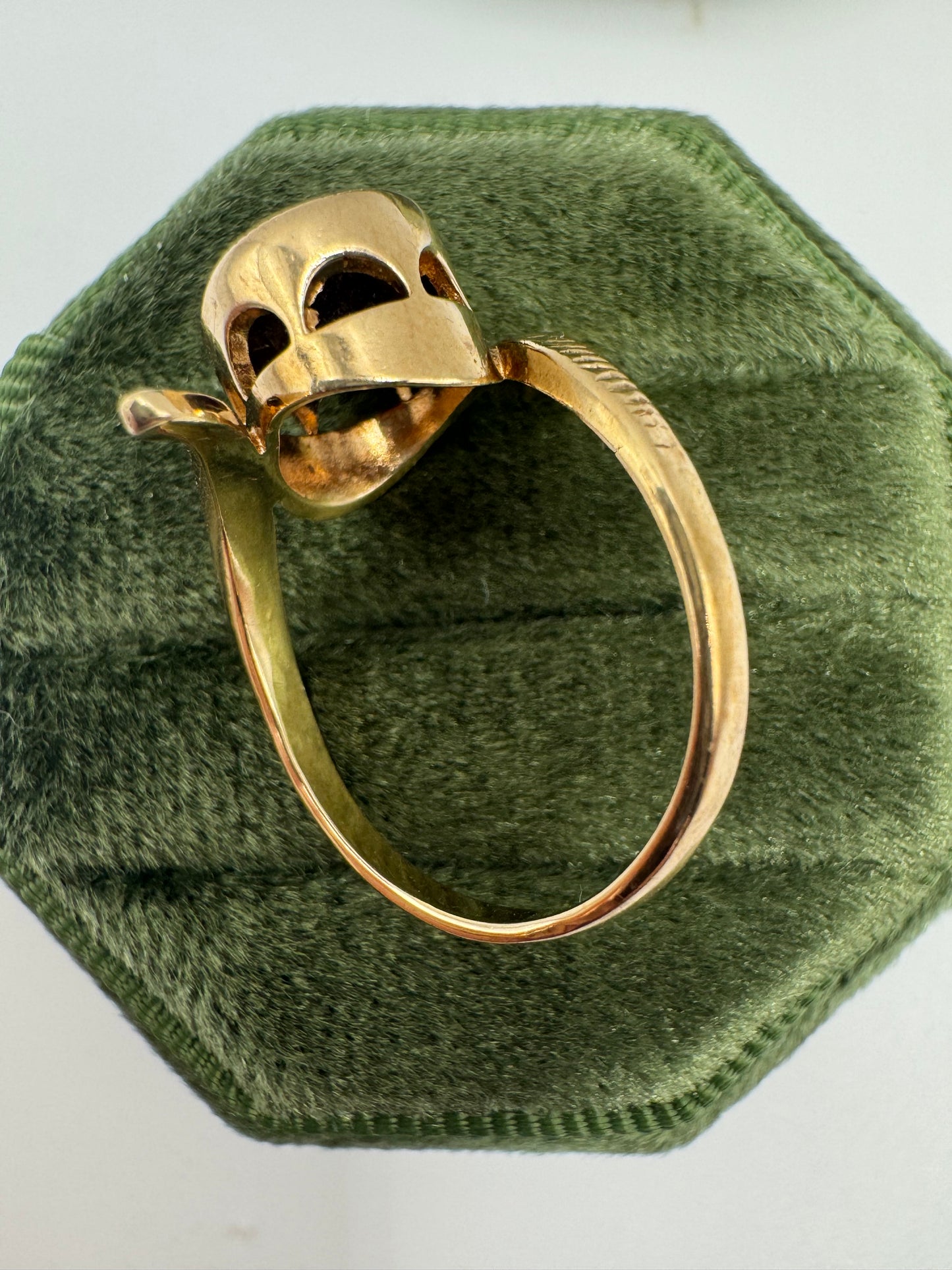 9ct gold garnet ring