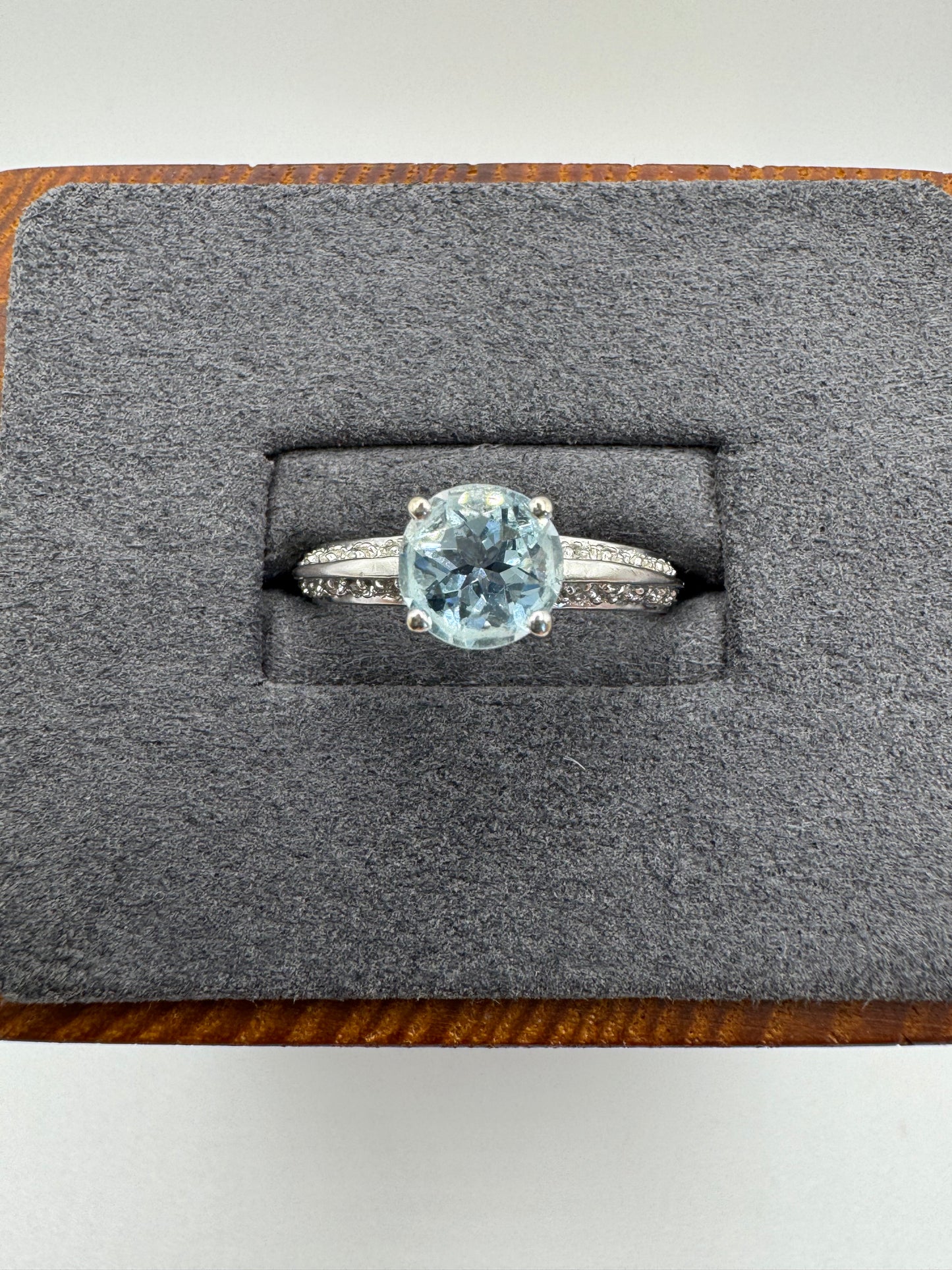 9ct white gold aquamarine and diamond ring