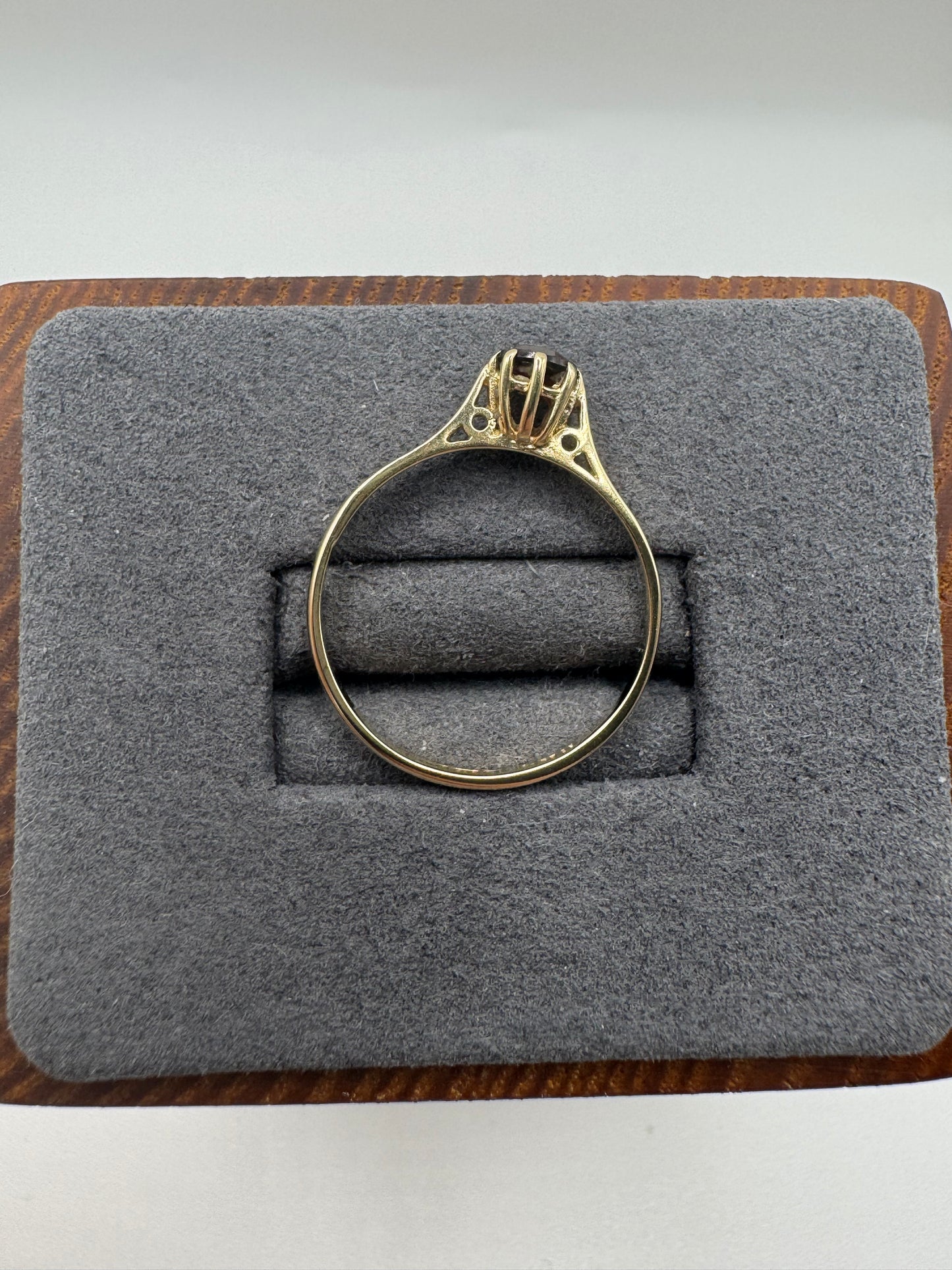 9ct gold garnet ring
