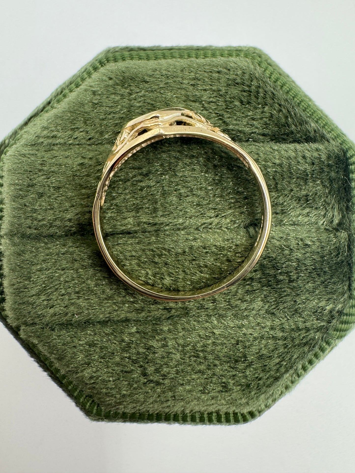 9ct gold onyx heart signet ring