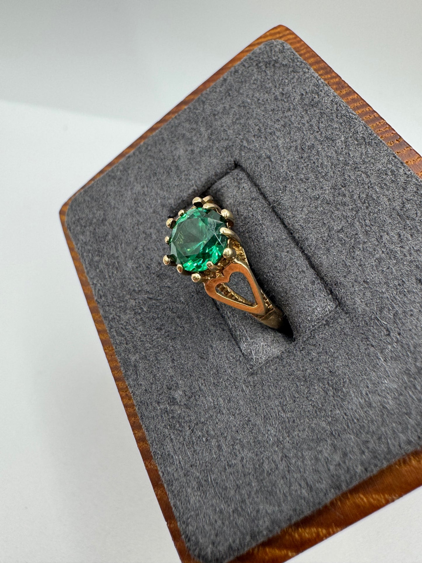 9ct gold spinel ring