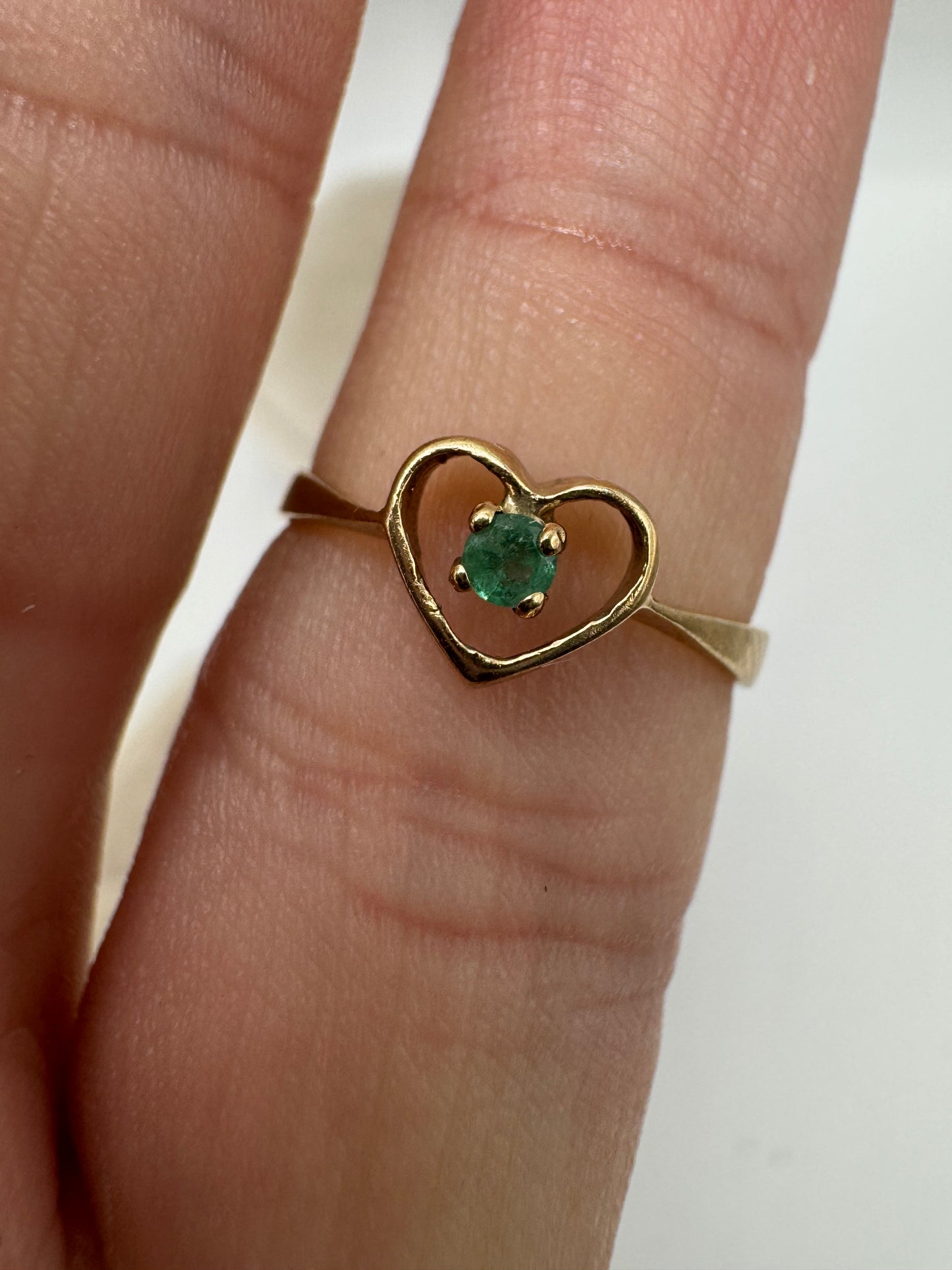 9ct gold emerald heart ring