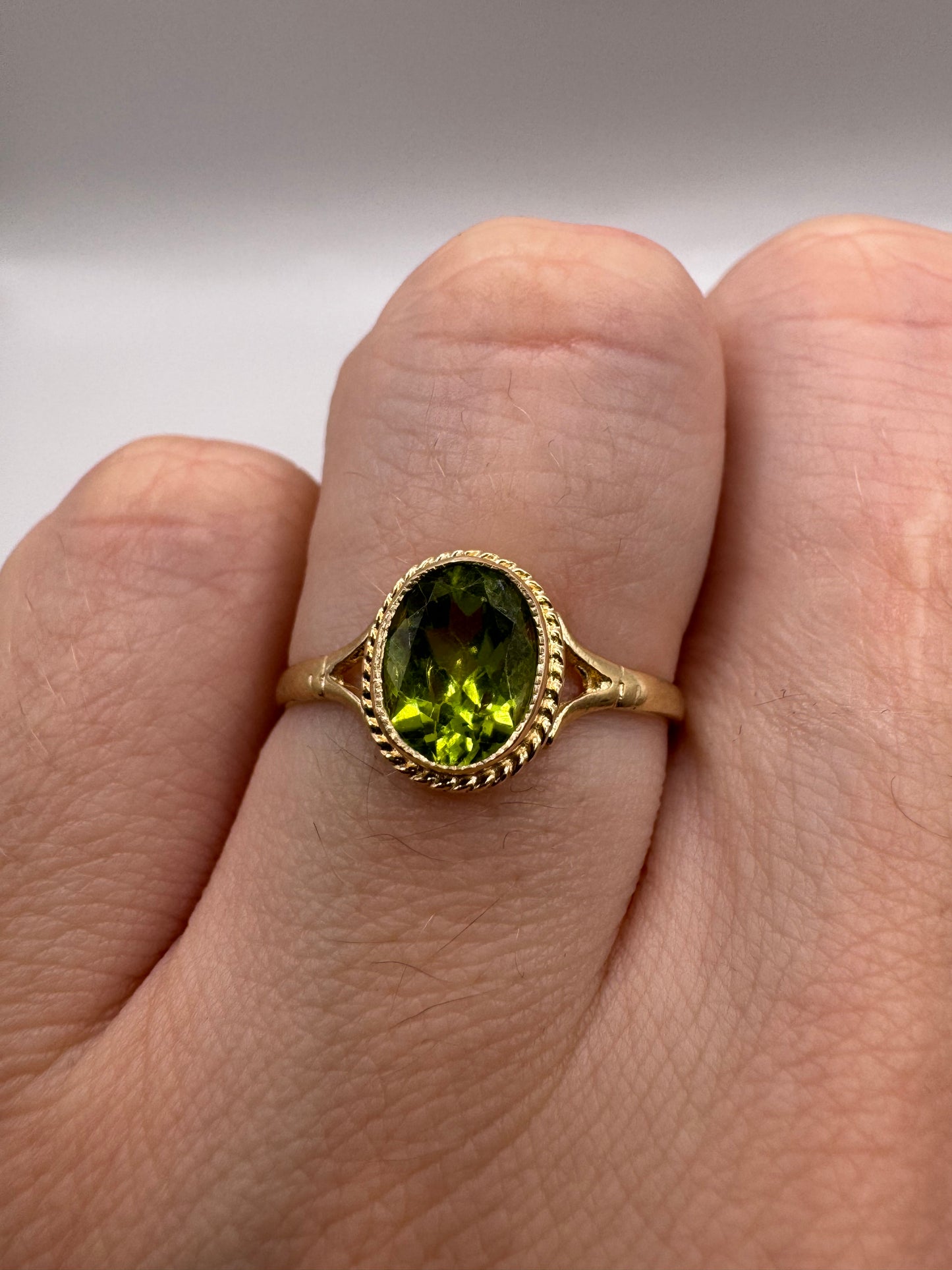 9ct gold peridot ring