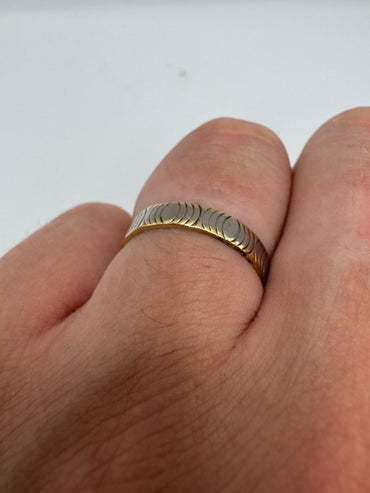 9ct two-tone gold patterned band
