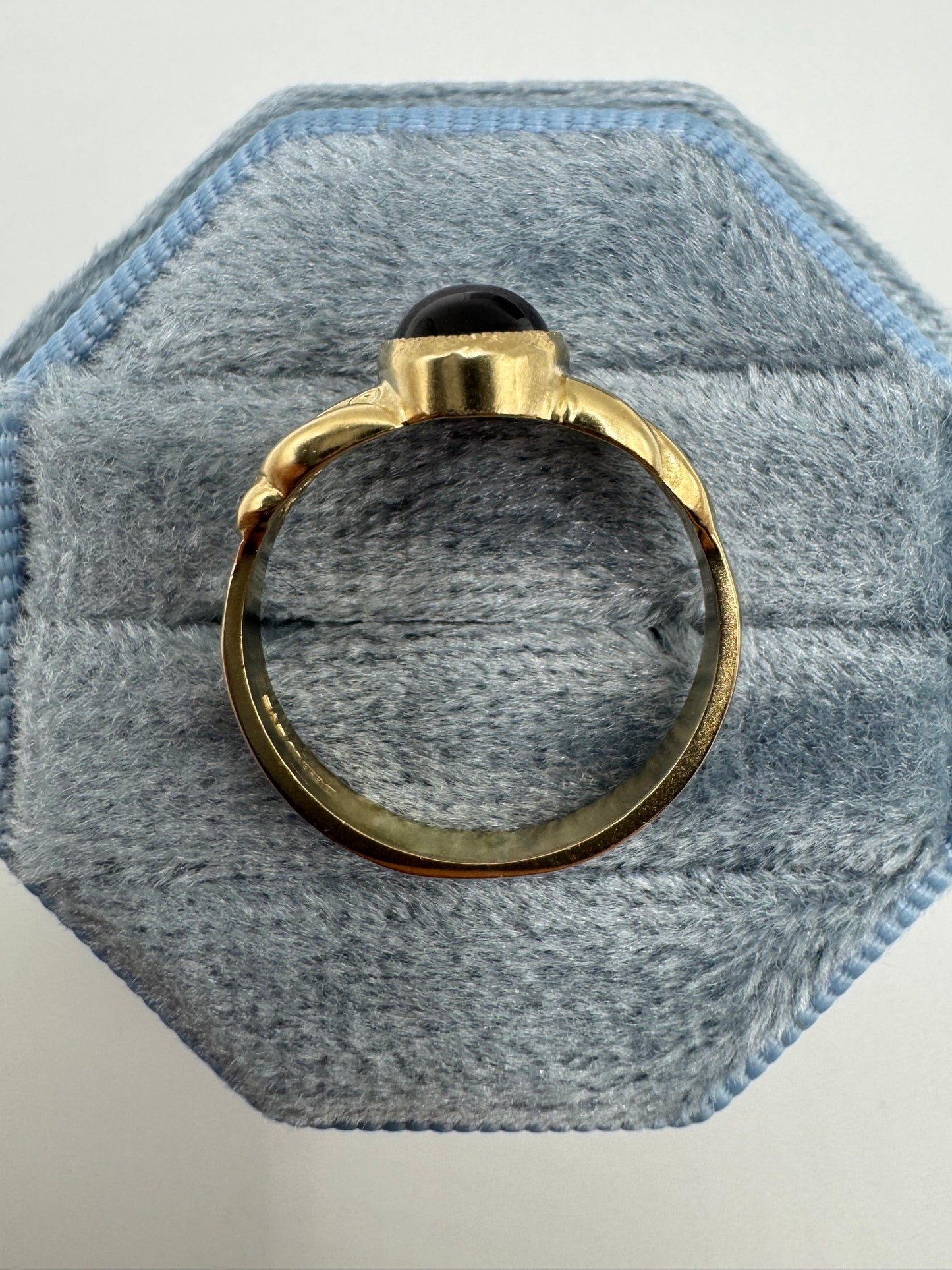 9ct gold cabochon garnet ring