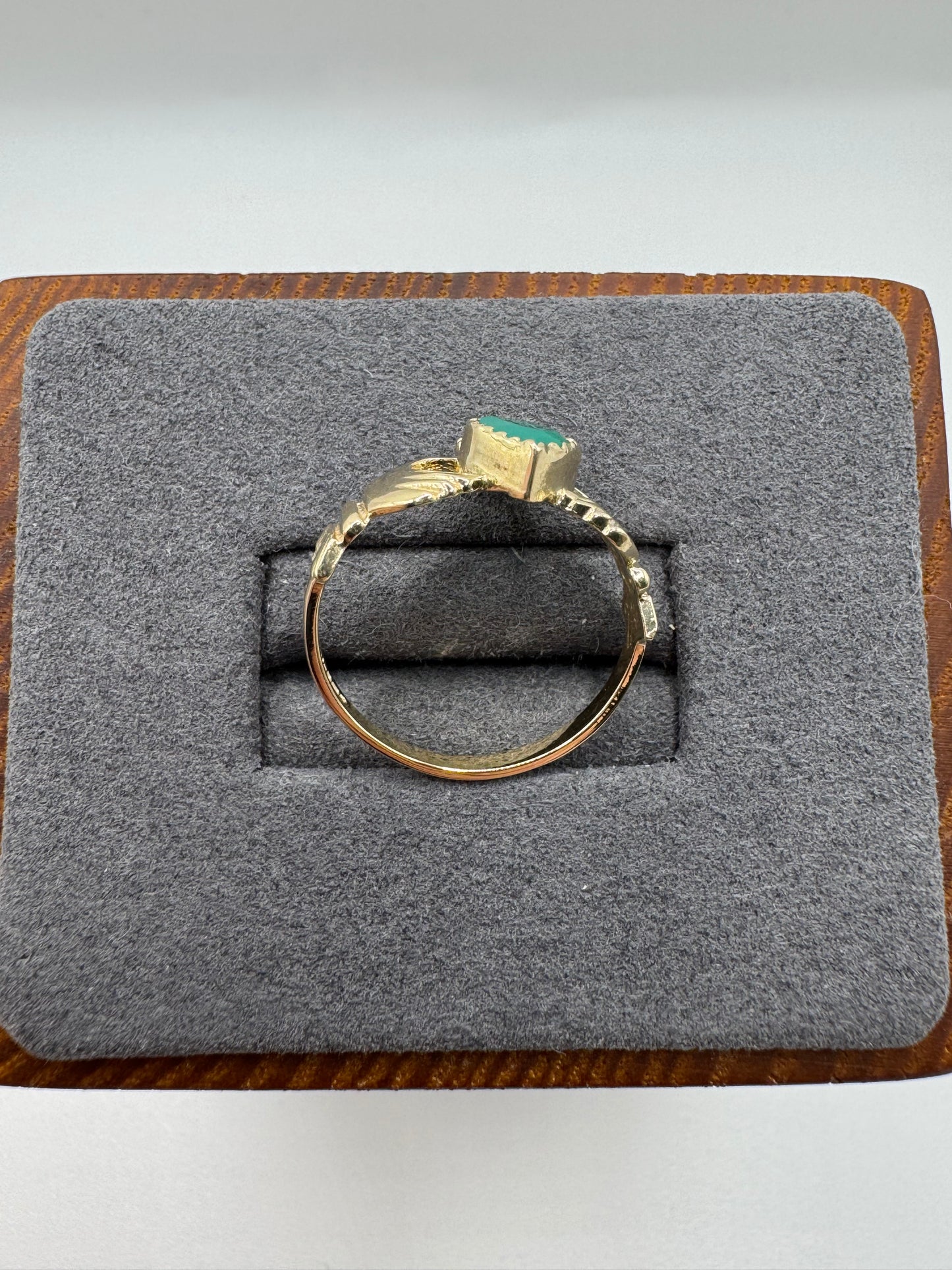 9ct gold green agate claddagh ring