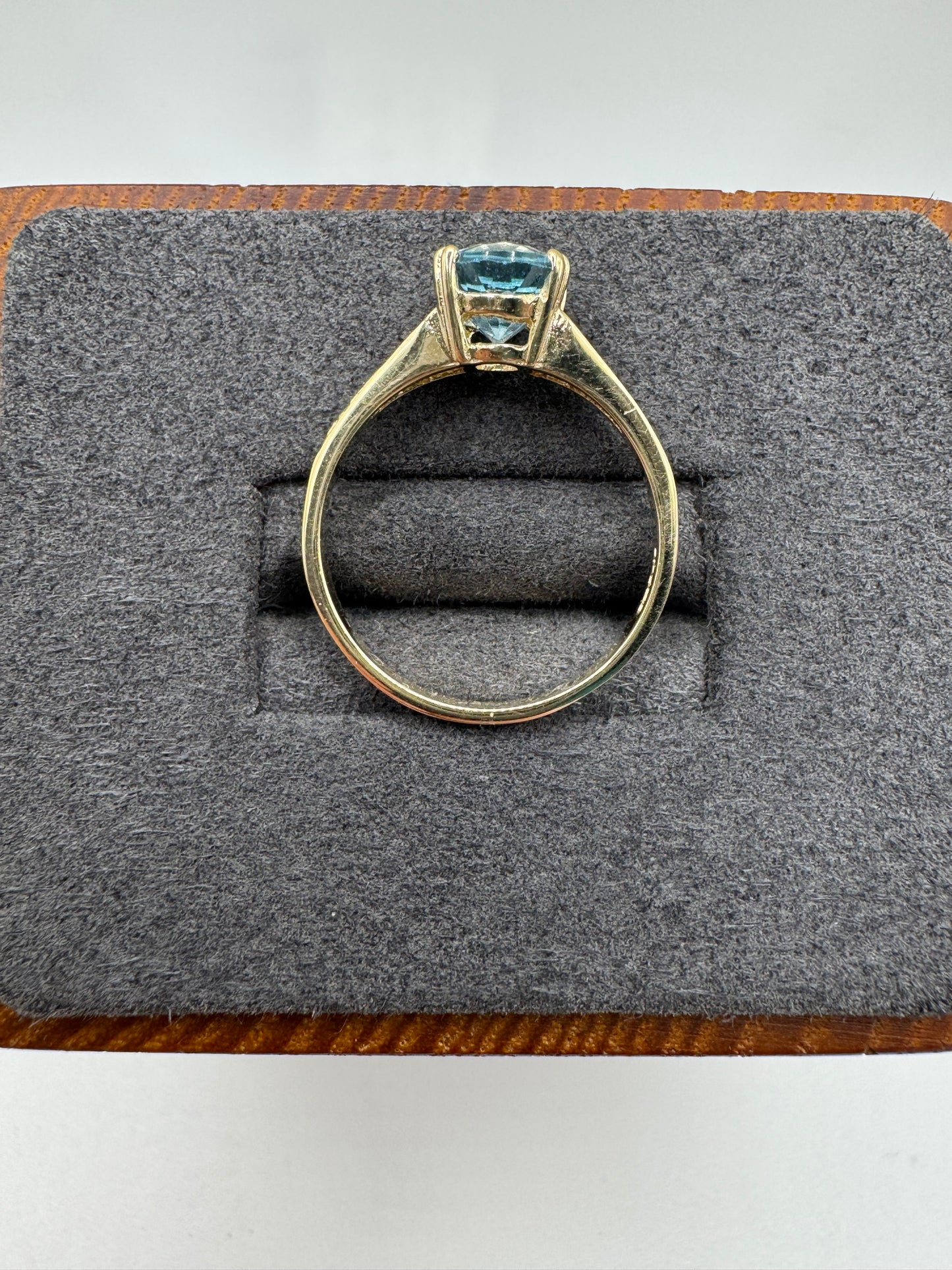 9ct gold blue topaz ring