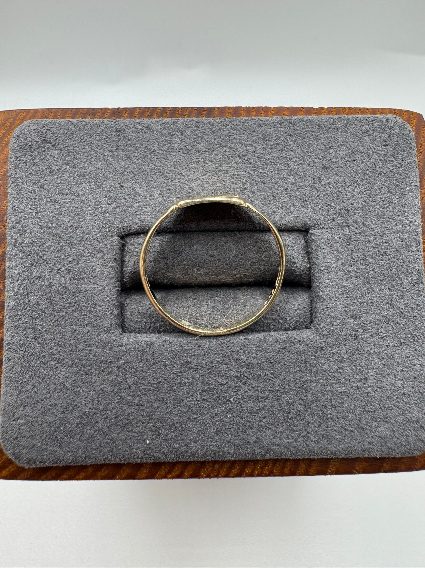 9ct gold engraved signet ring