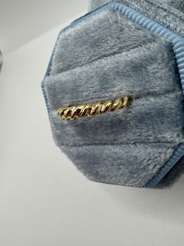9ct gold croissant ring