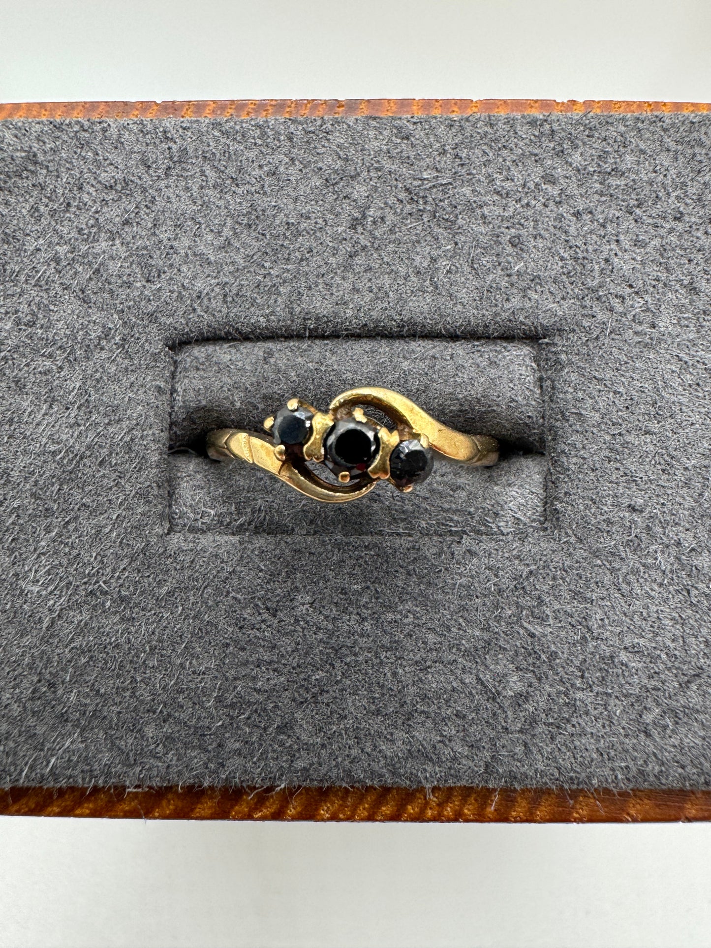 9ct gold garnet ring