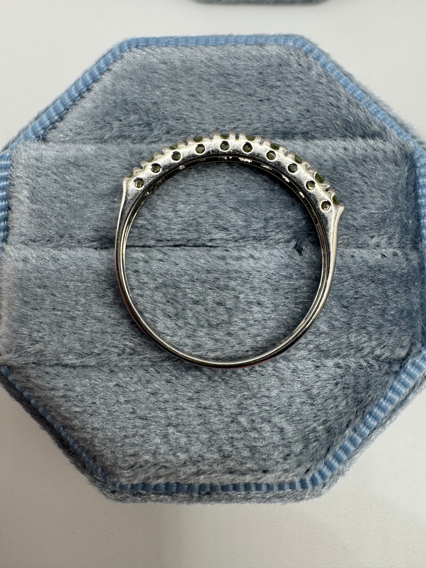 9ct white gold peridot ring