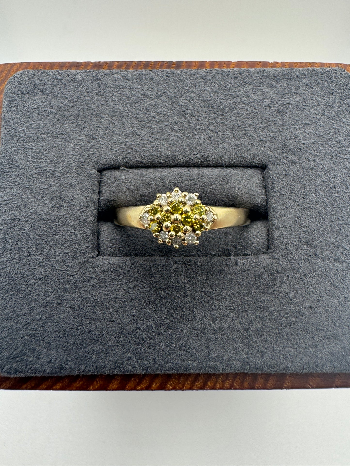 9ct gold diamond ring (inc yellow diamonds)