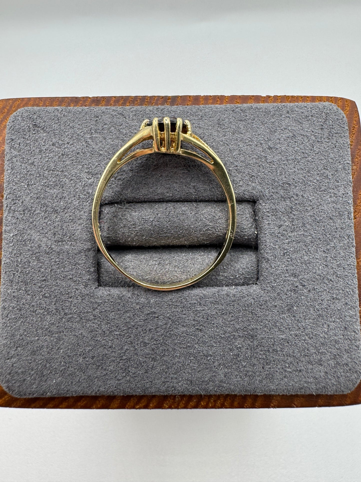 9ct gold garnet ring