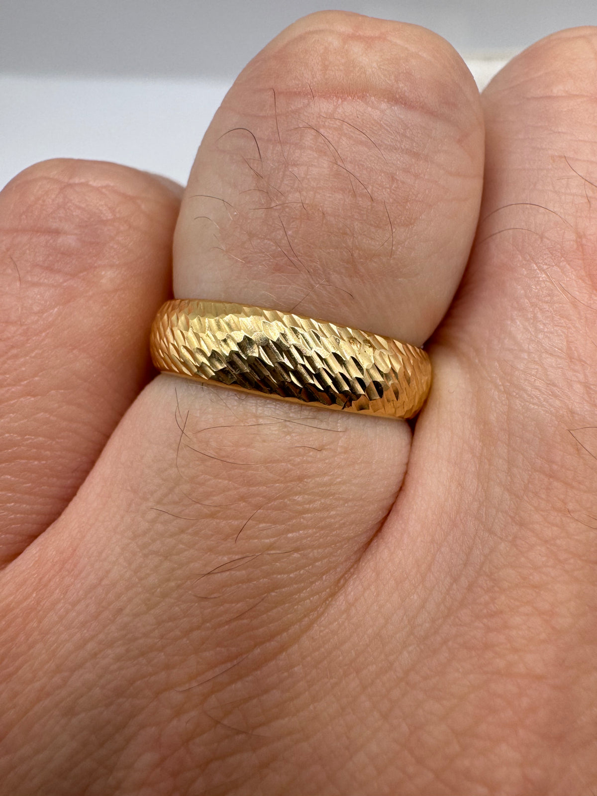 9ct gold patterned band