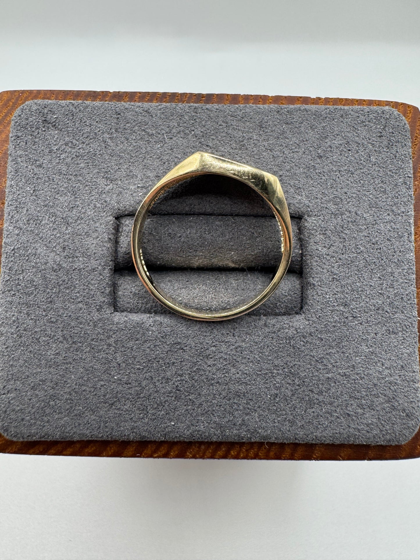 9ct gold crest signet ring