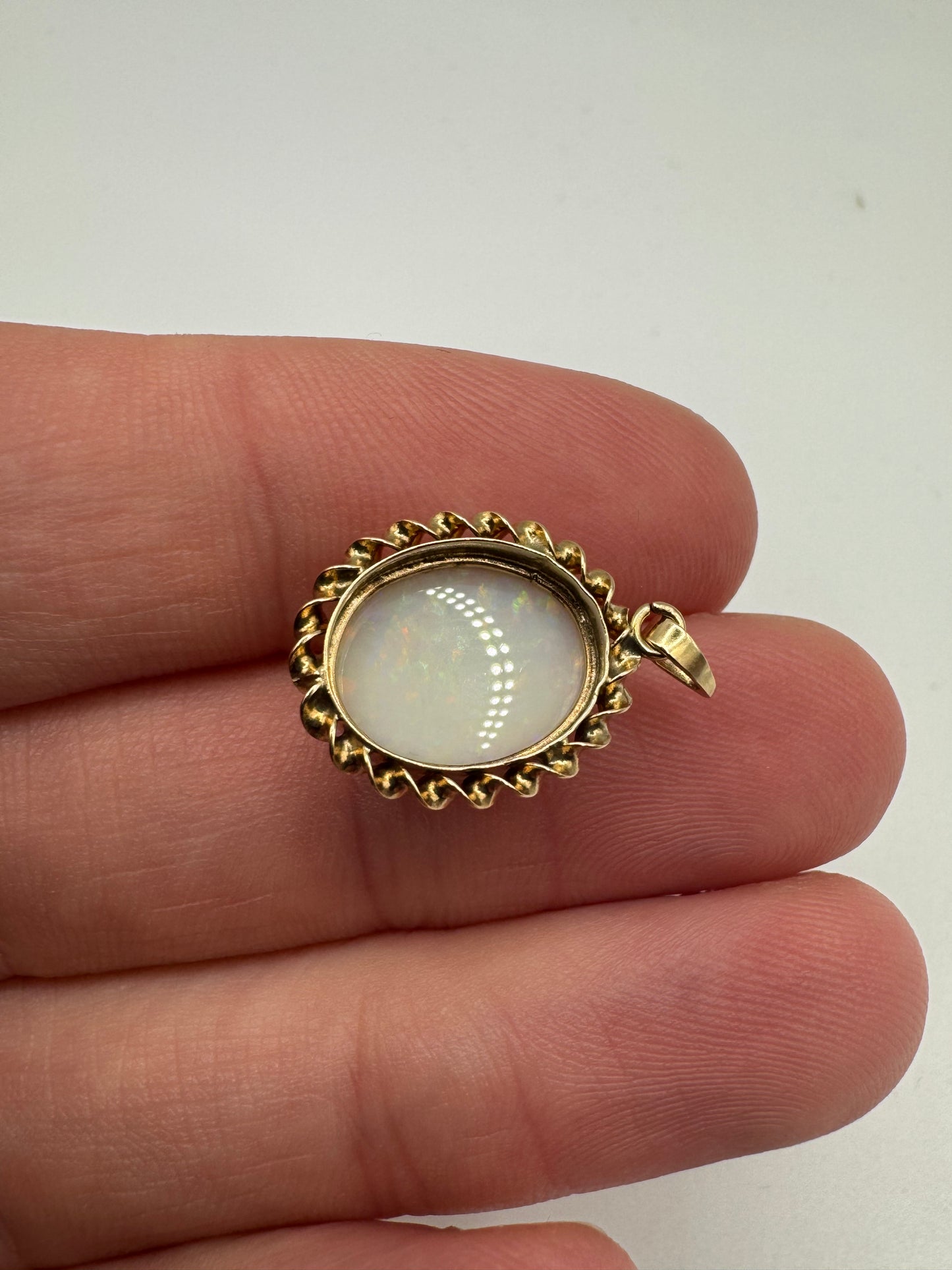 9ct gold opal pendant
