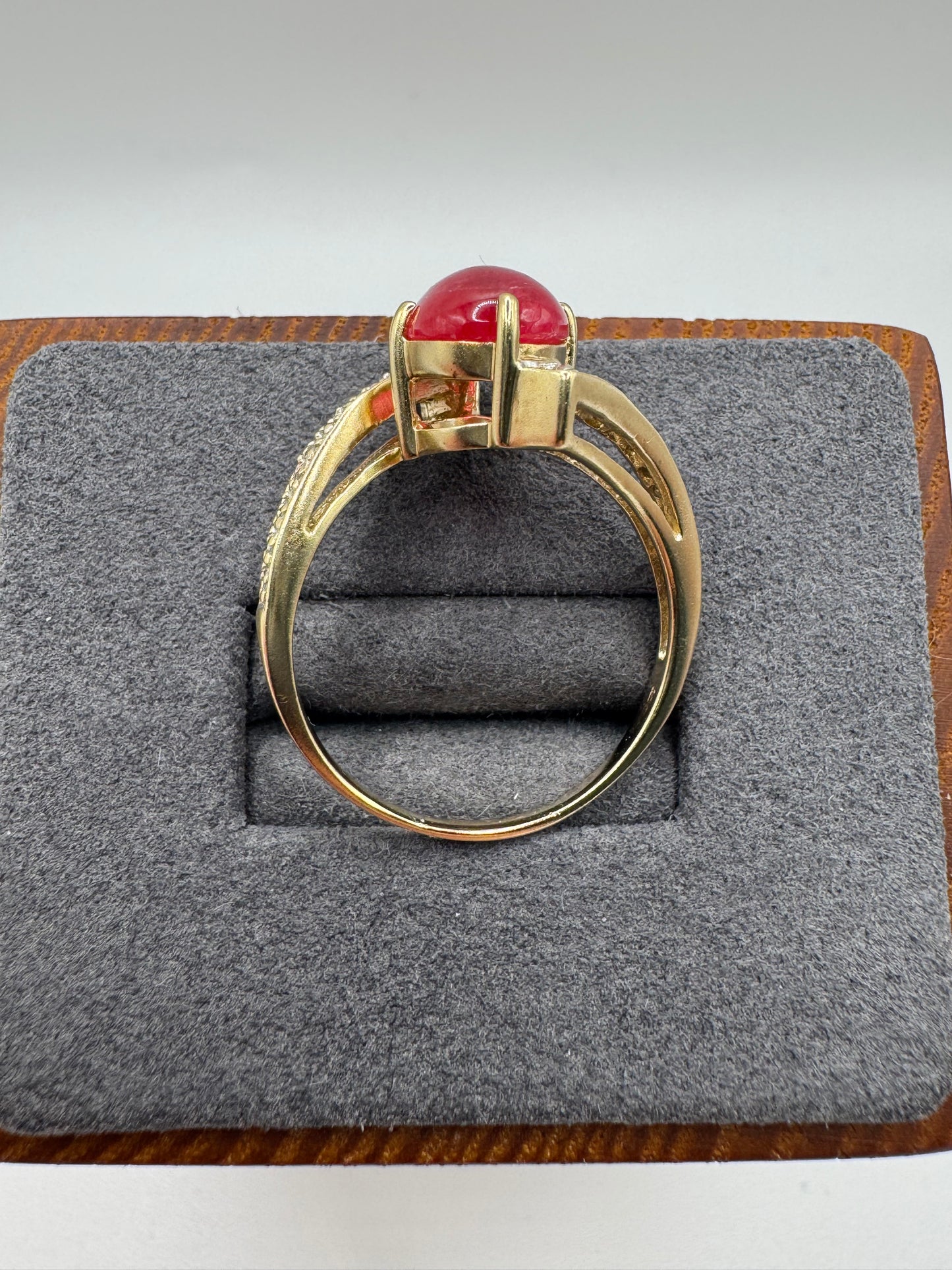 Heavy 9ct gold cabochon quartz and diamond ring