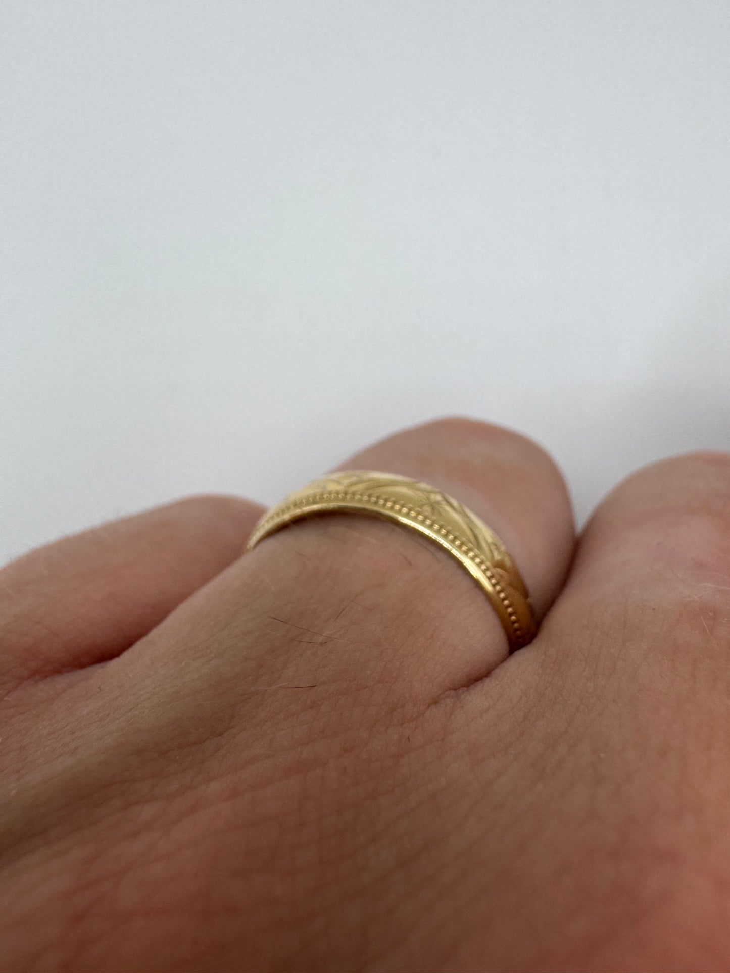 9ct gold patterned band