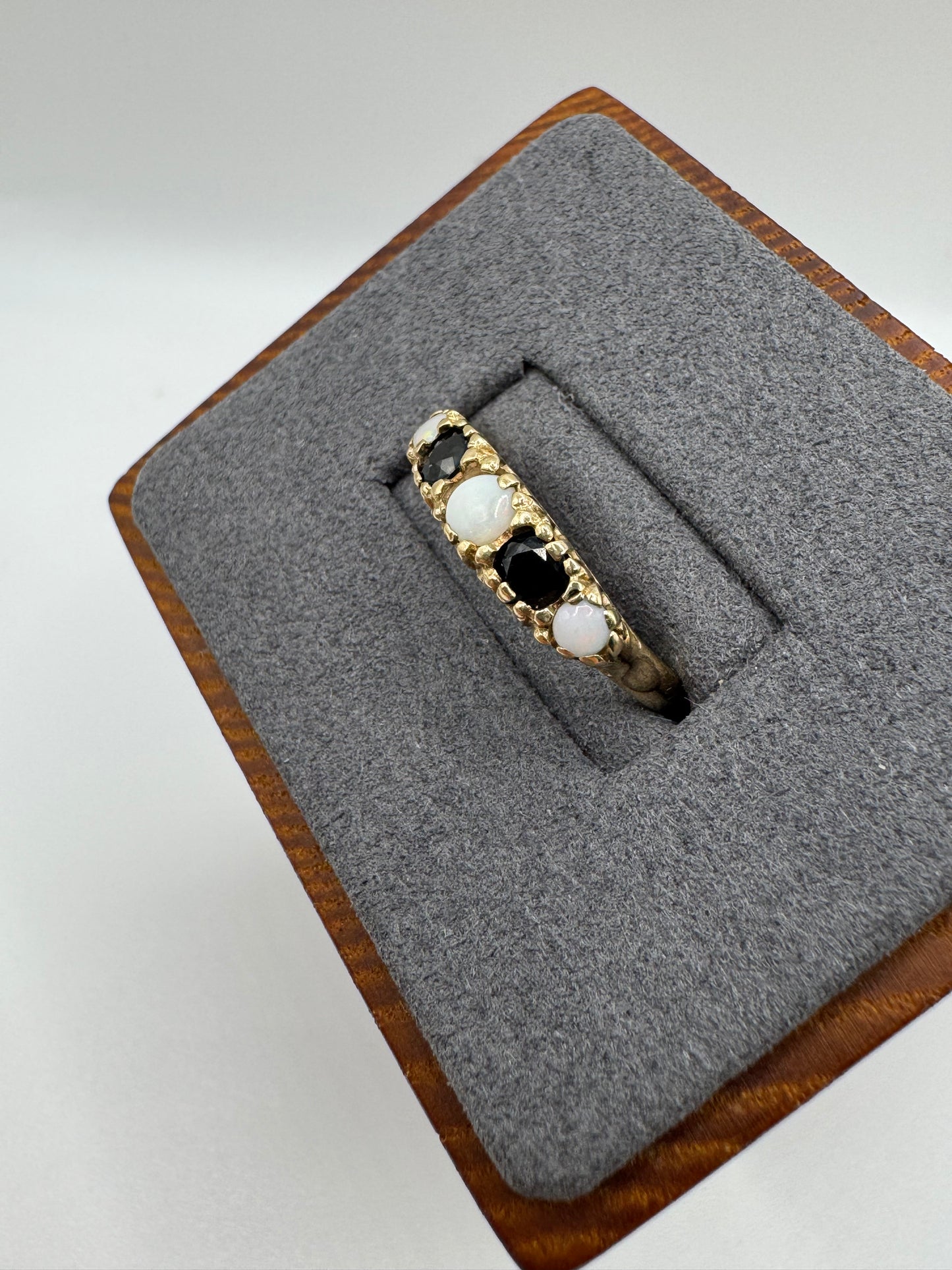 9ct gold garnet and opal ring