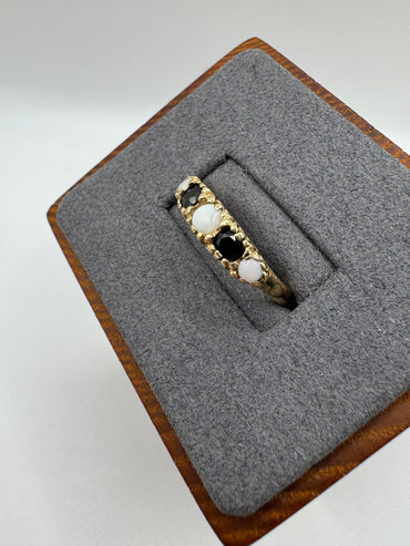 9ct gold garnet and opal ring